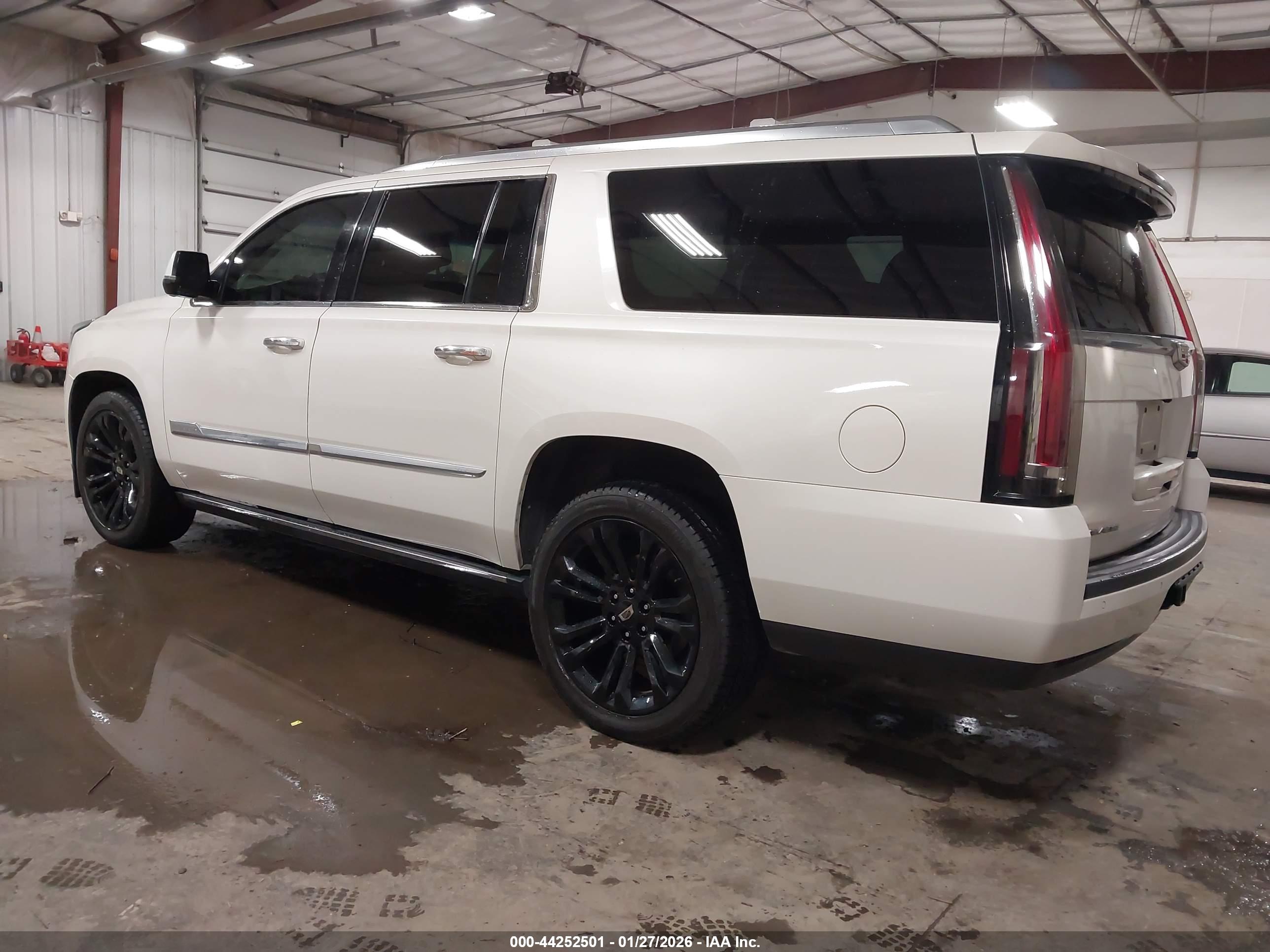 CADILLAC ESCALADE image 3