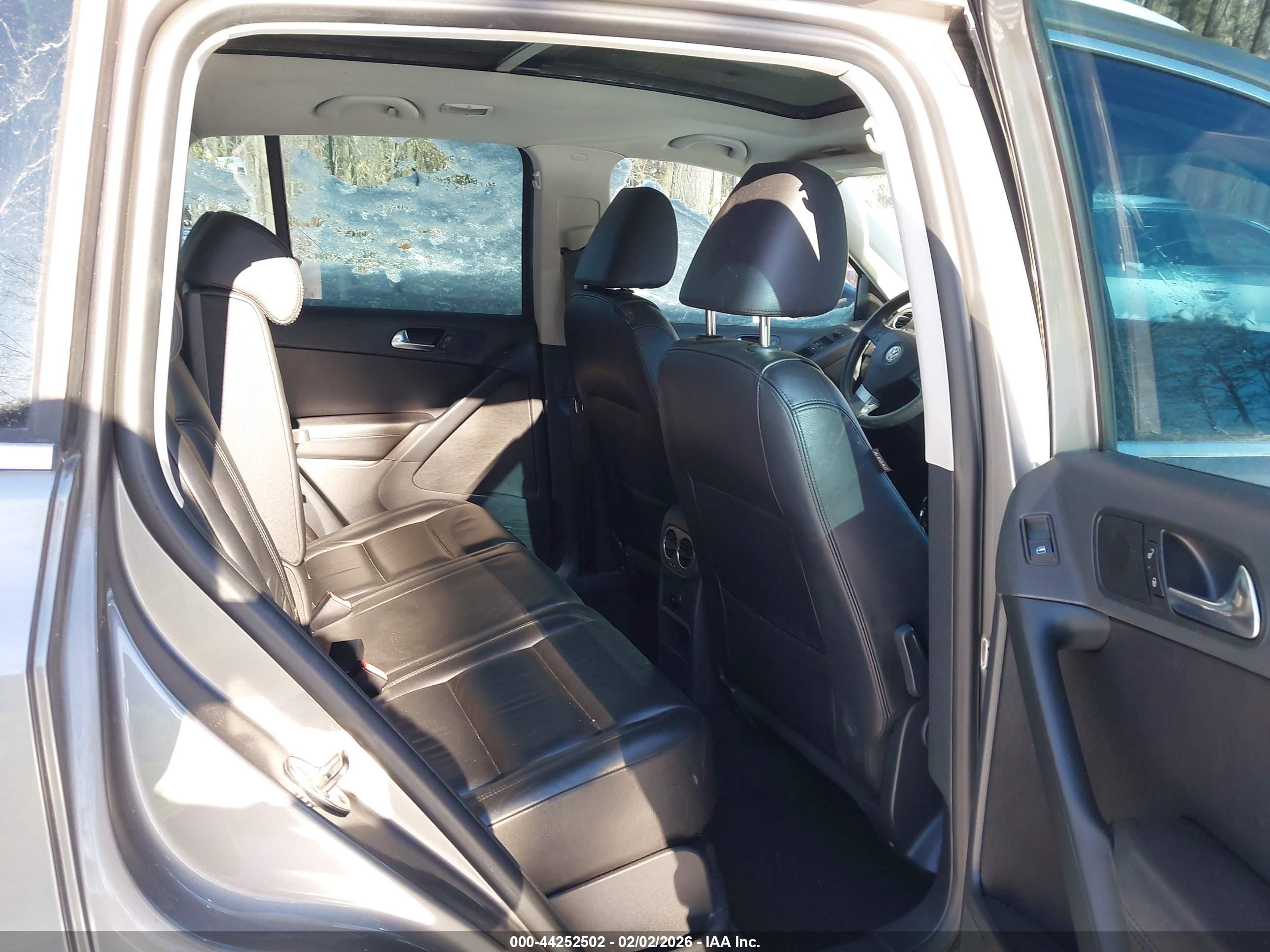 VOLKSWAGEN TIGUAN image 8