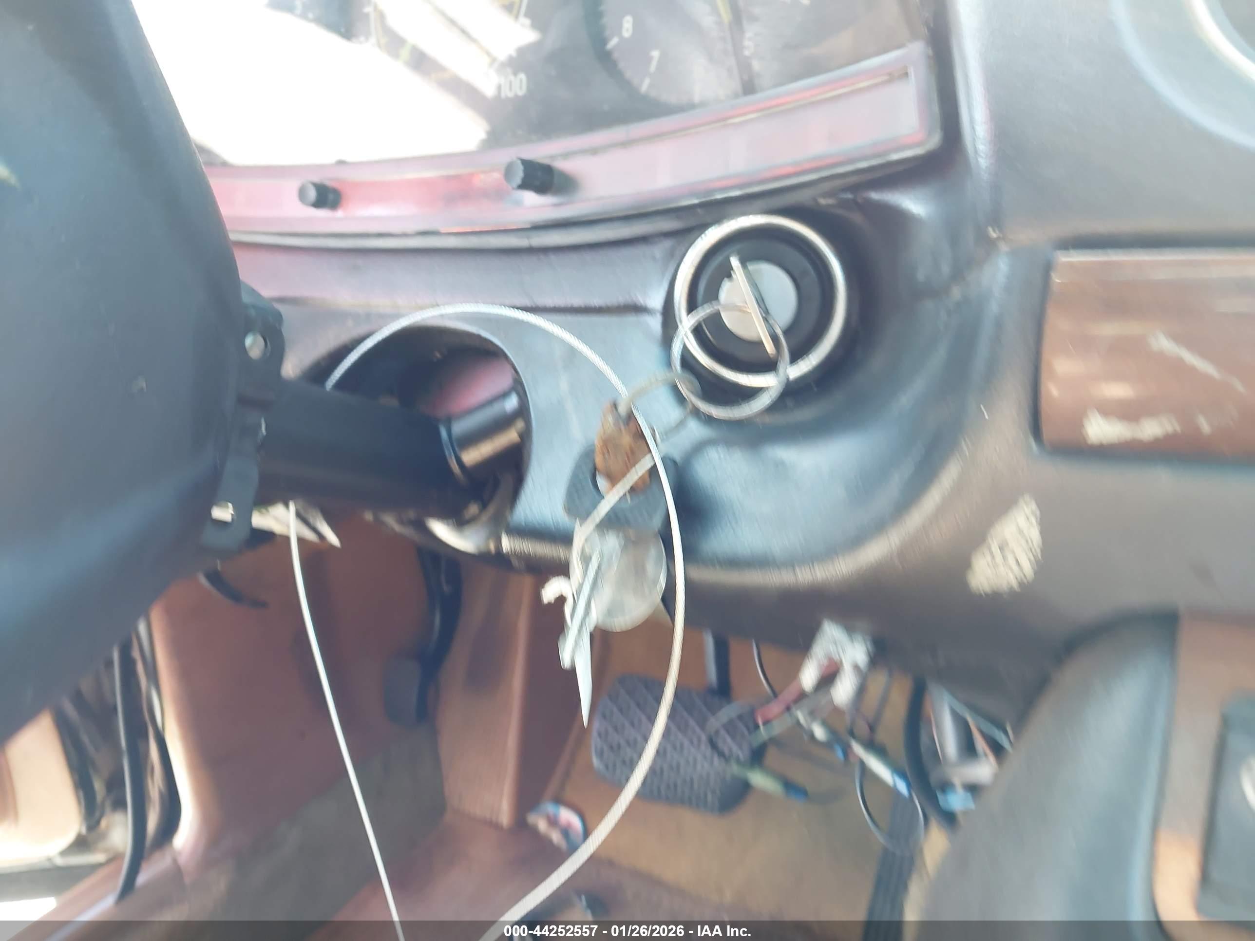 MERCEDES-BENZ 240 image 11
