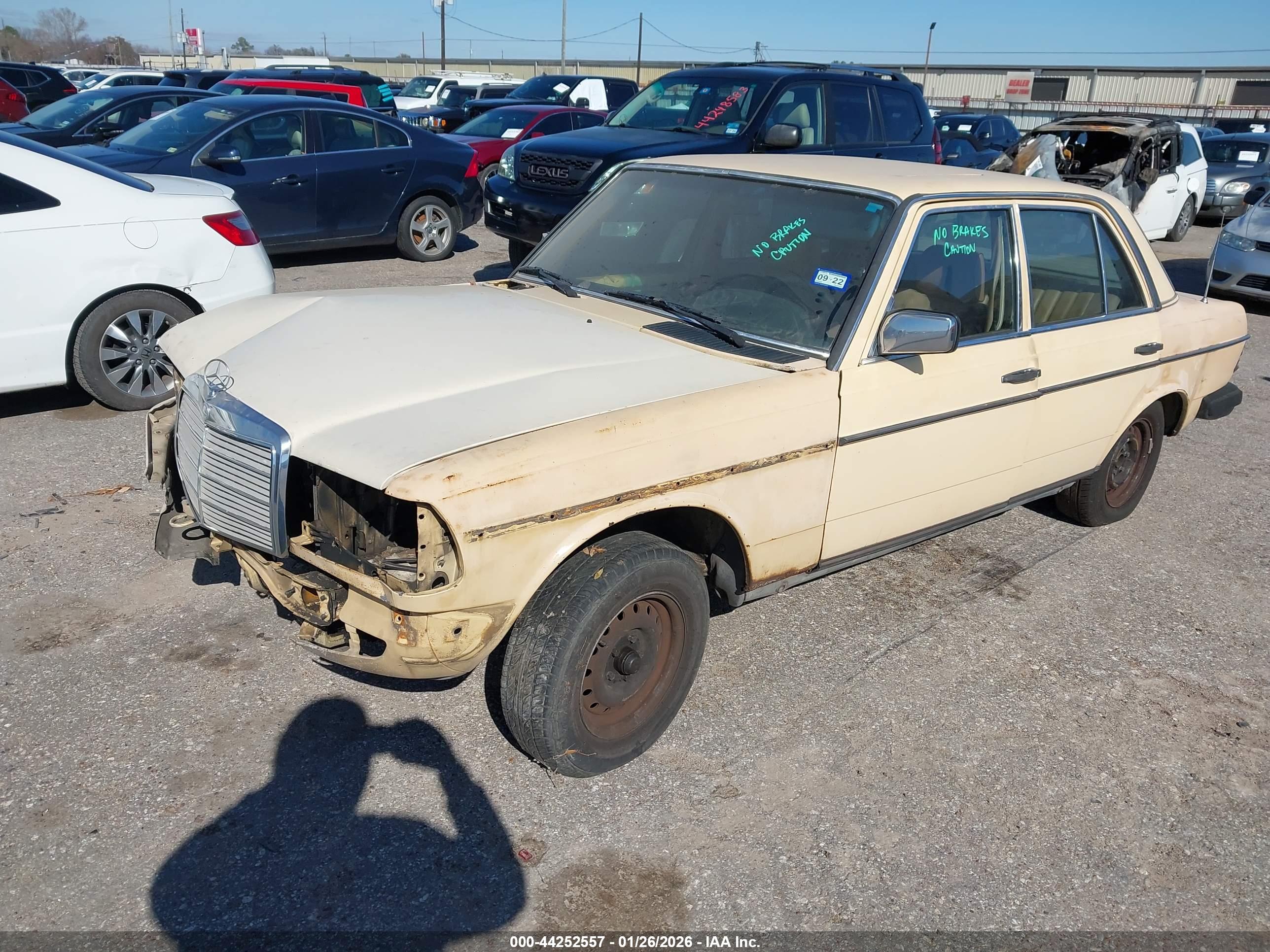MERCEDES-BENZ 240 image 2