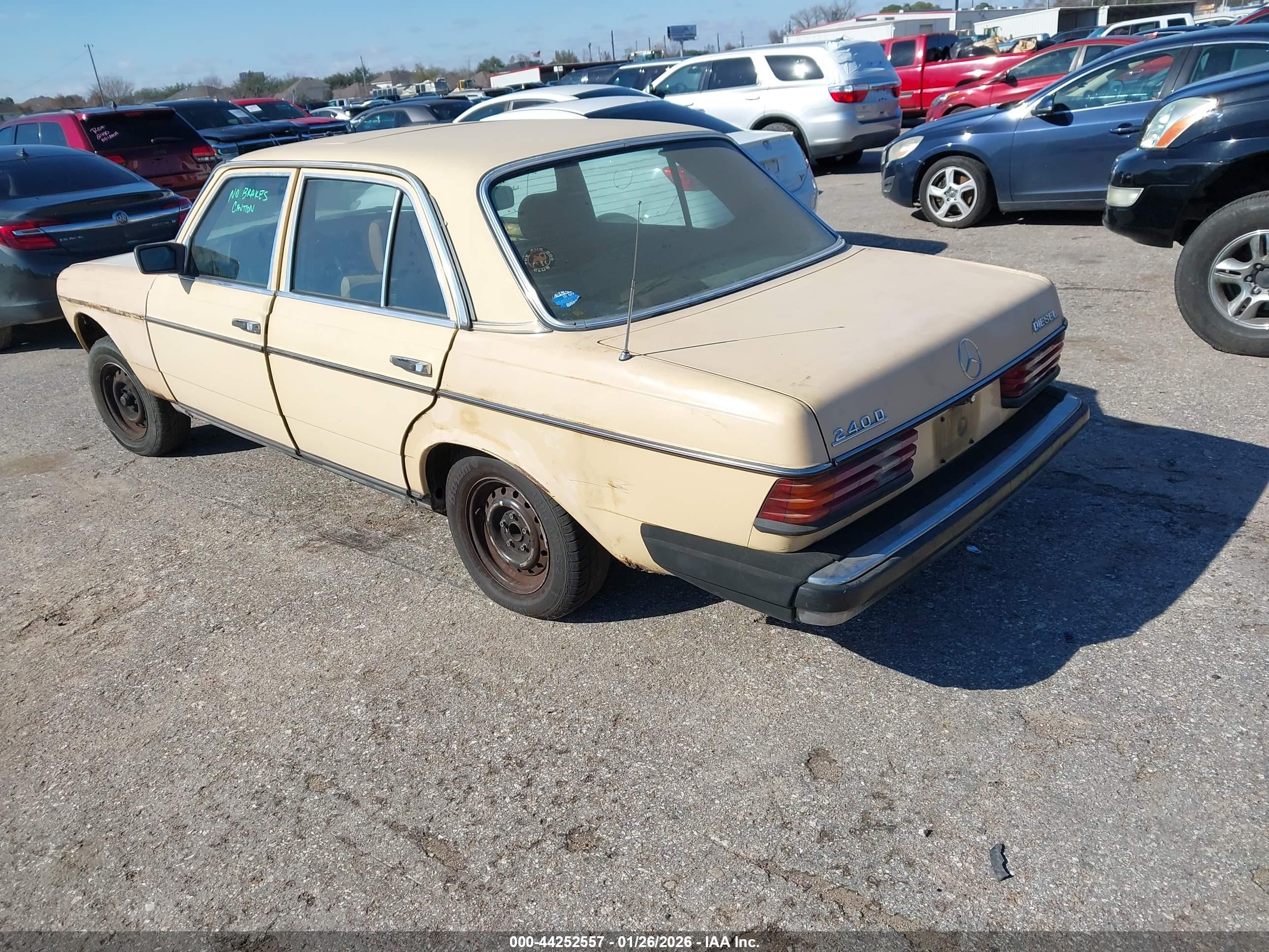 MERCEDES-BENZ 240 image 3