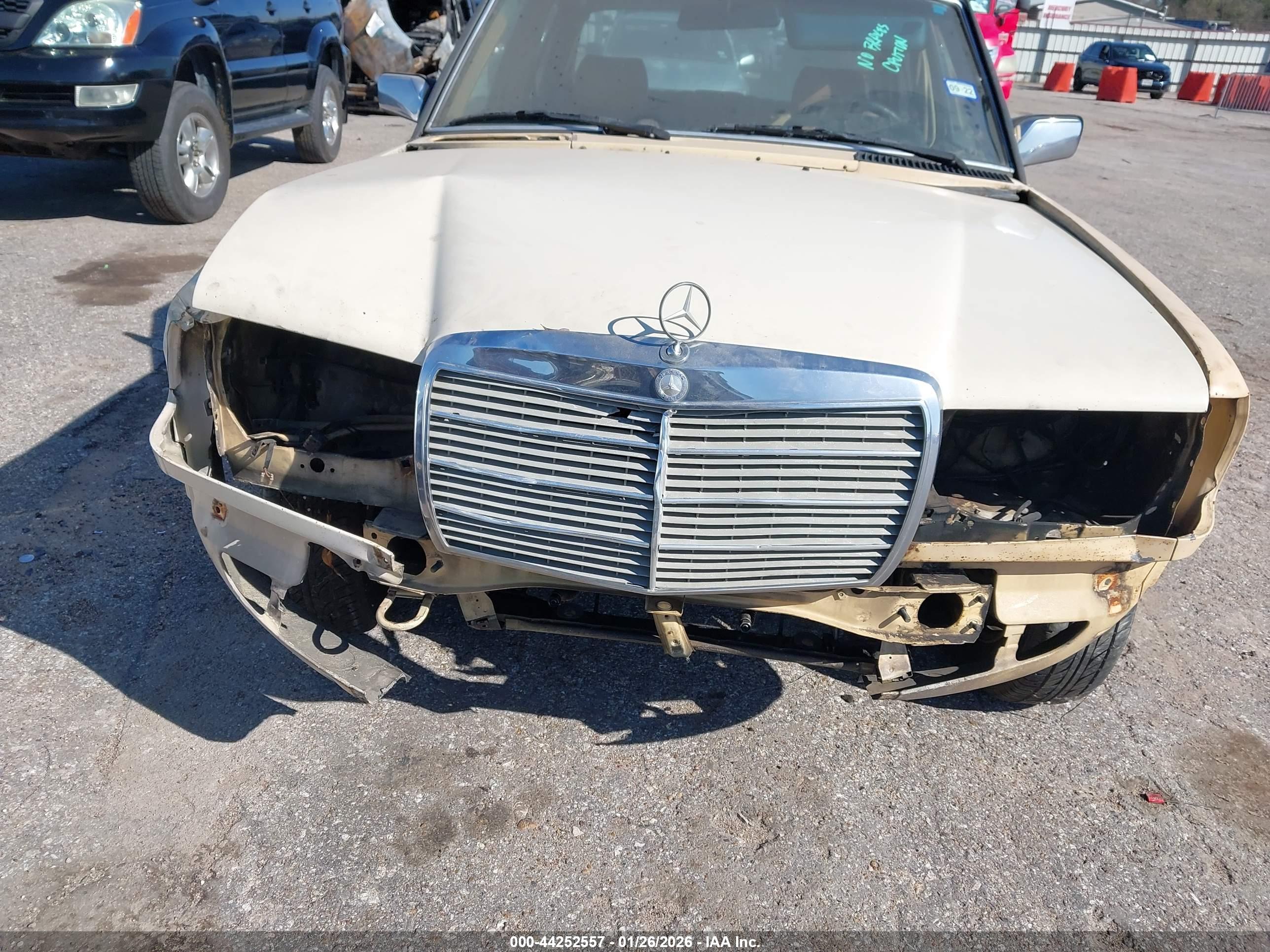 MERCEDES-BENZ 240 image 6