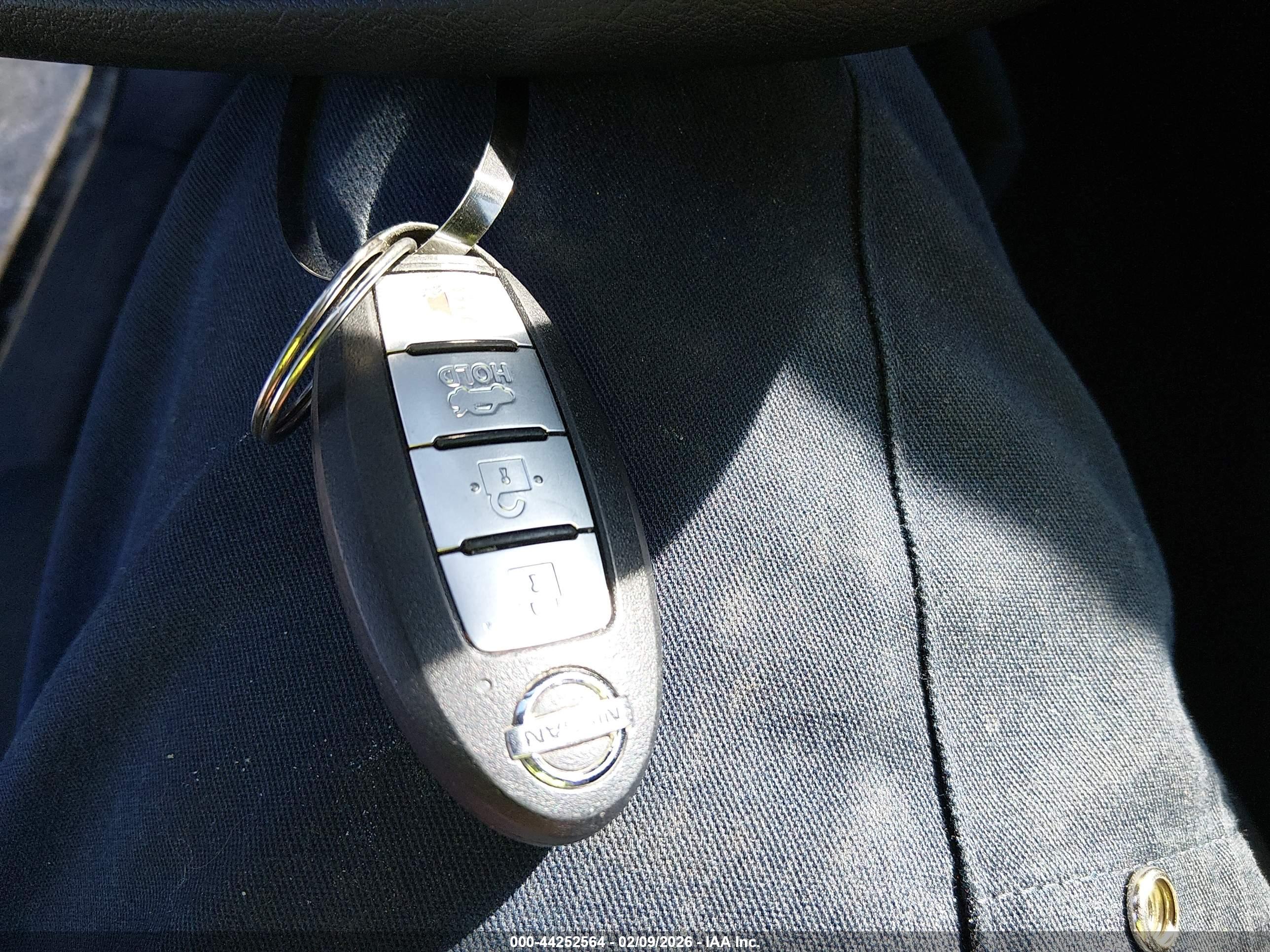 NISSAN VERSA image 11
