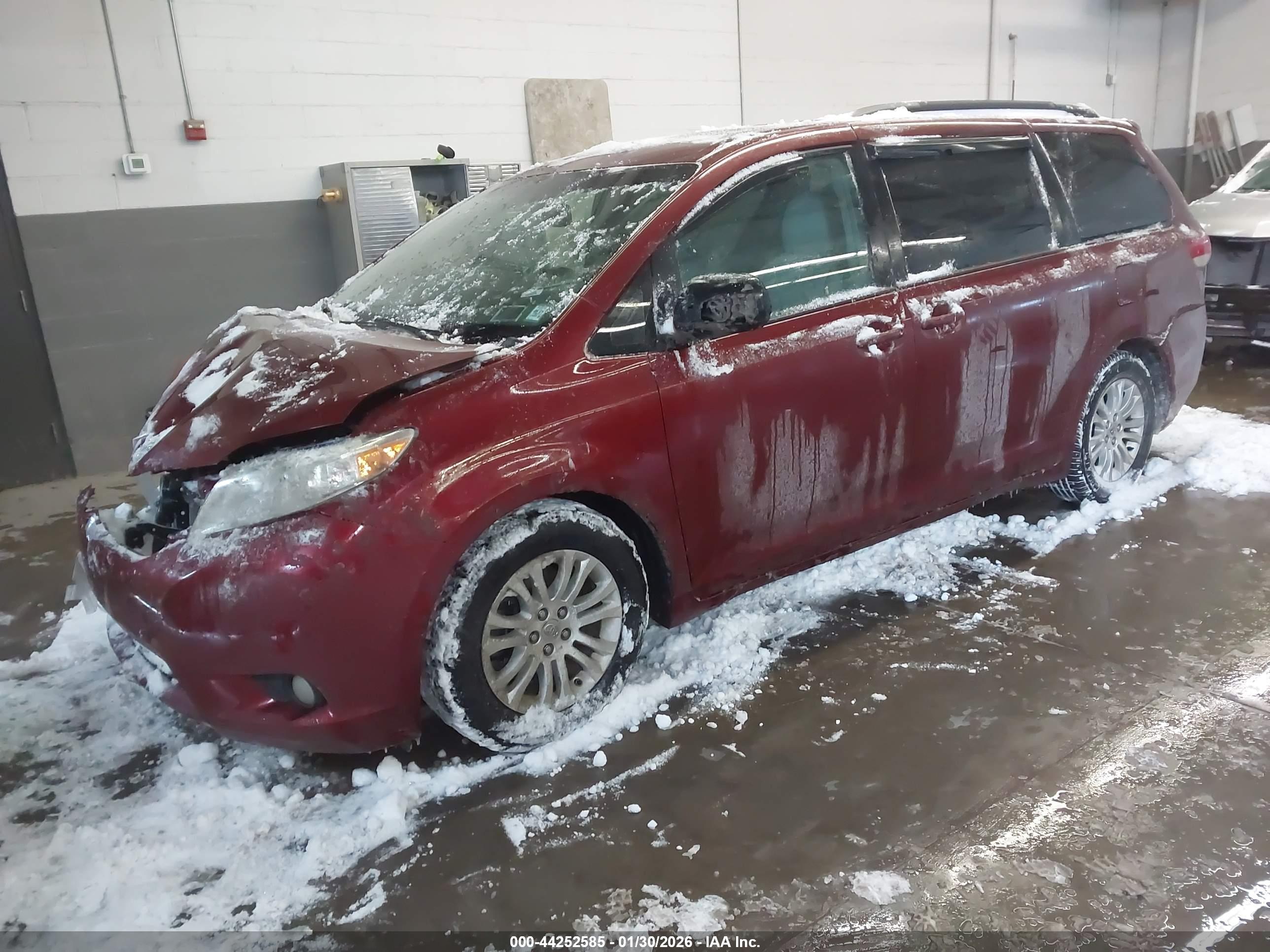 TOYOTA SIENNA image 2