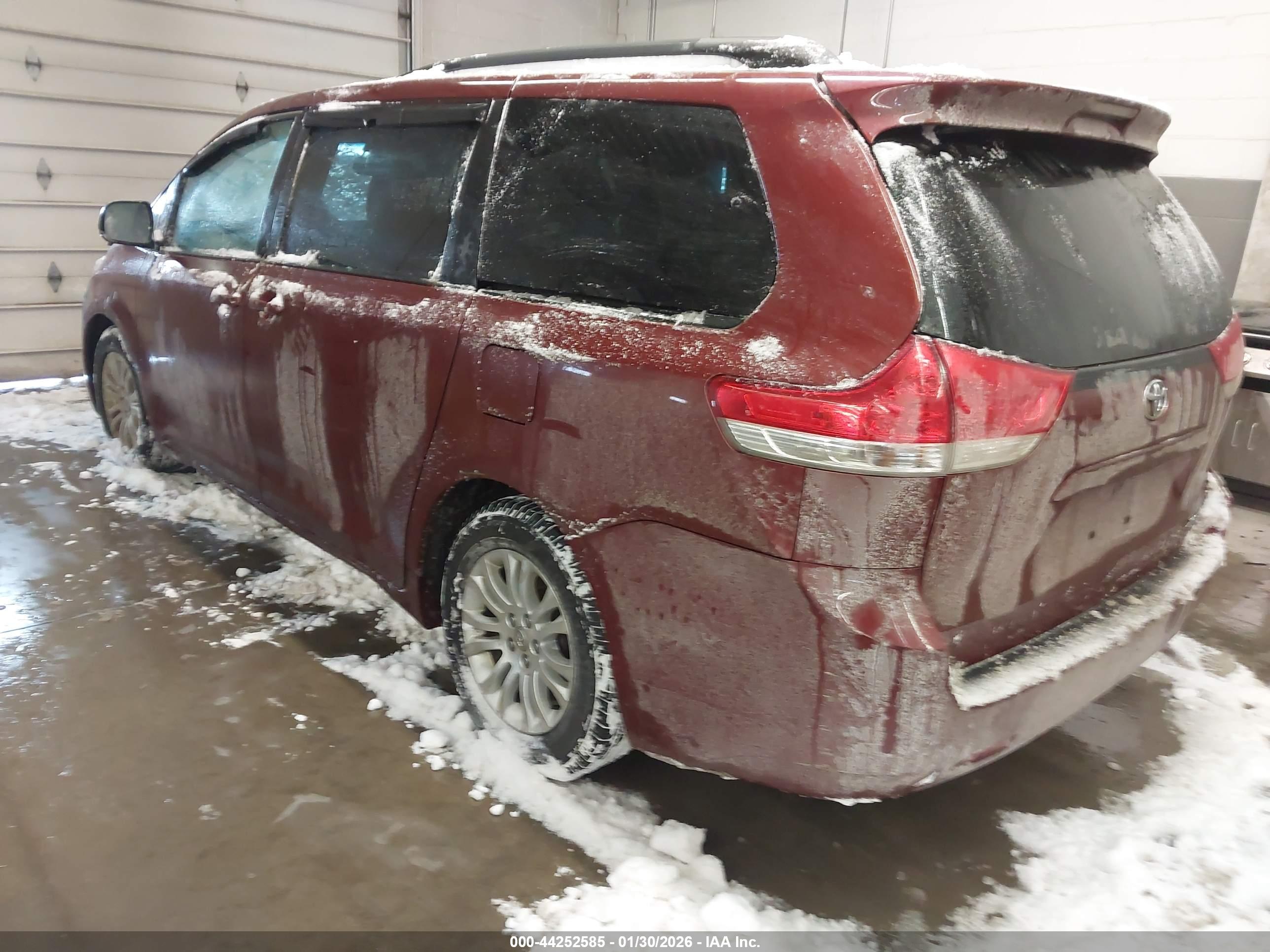 TOYOTA SIENNA image 3