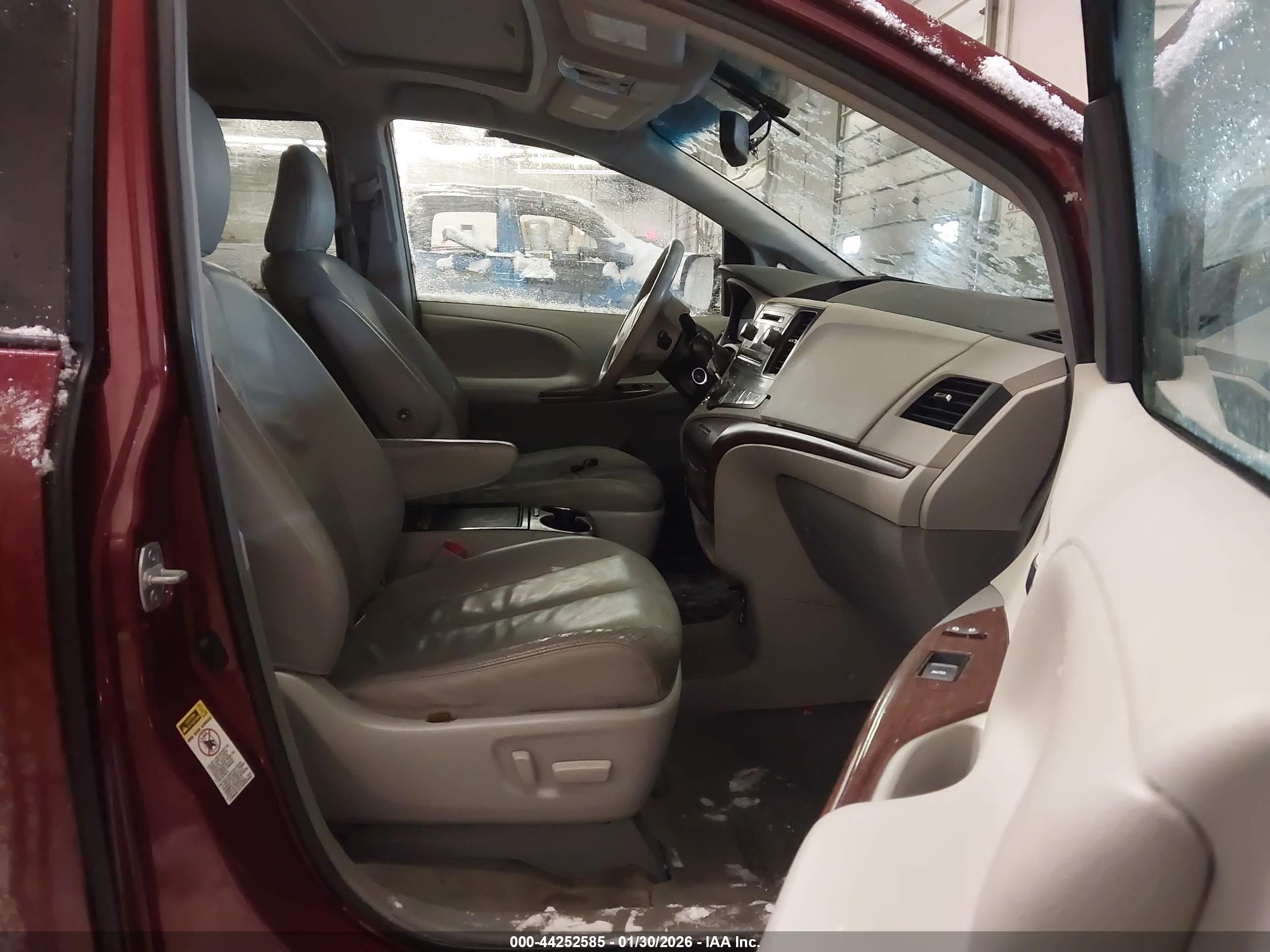 TOYOTA SIENNA image 5