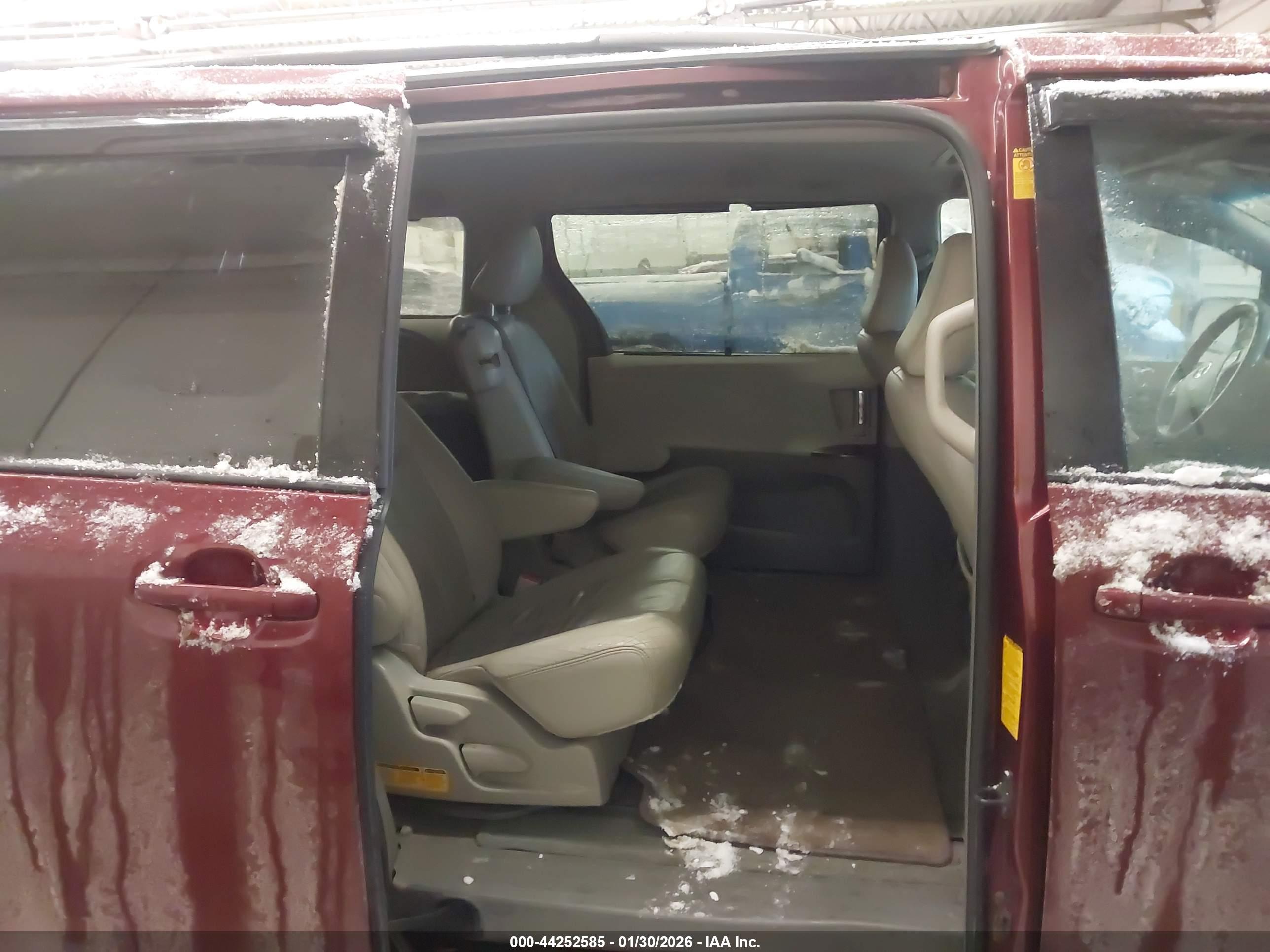 TOYOTA SIENNA image 8