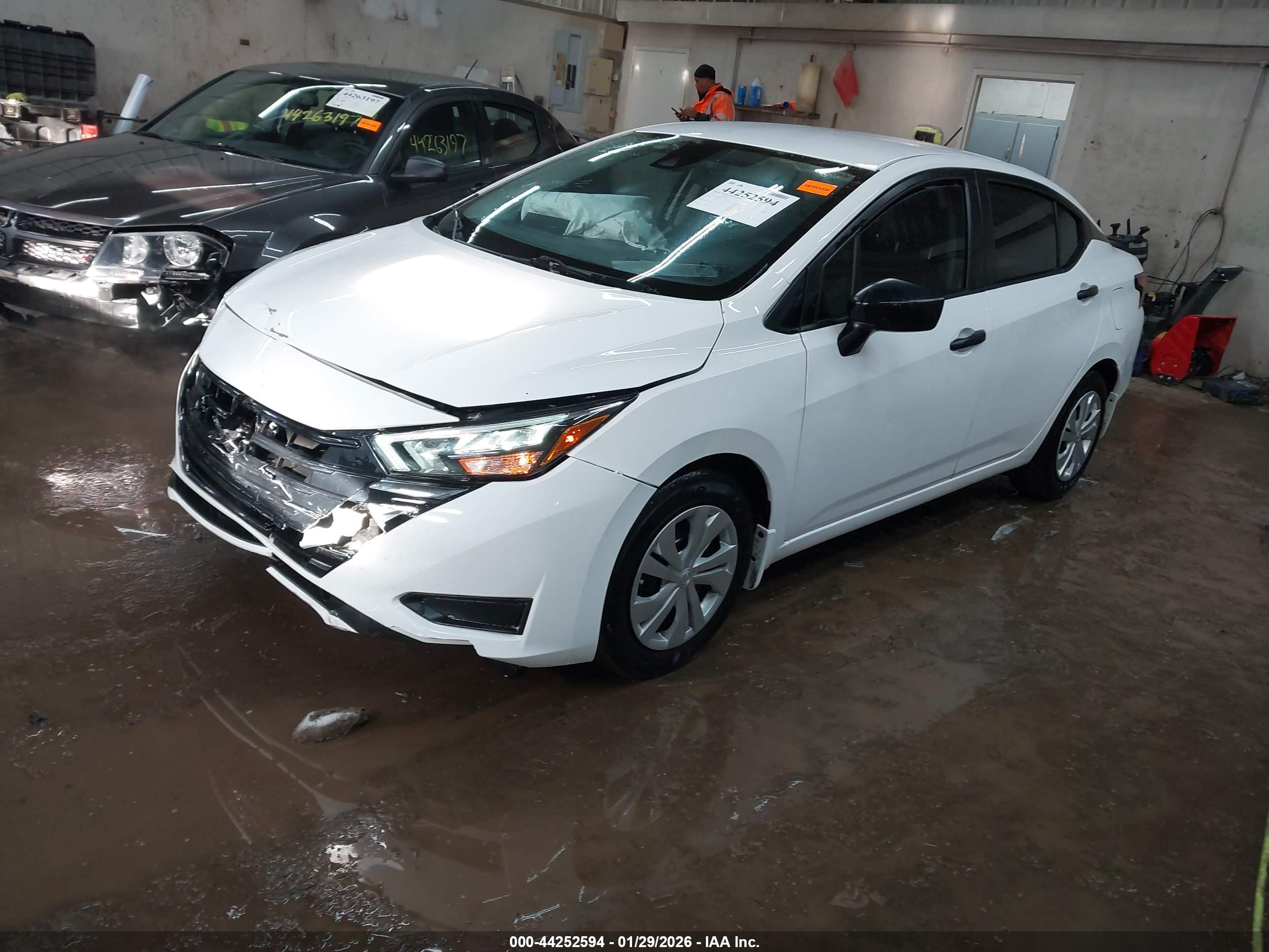 NISSAN VERSA image 2
