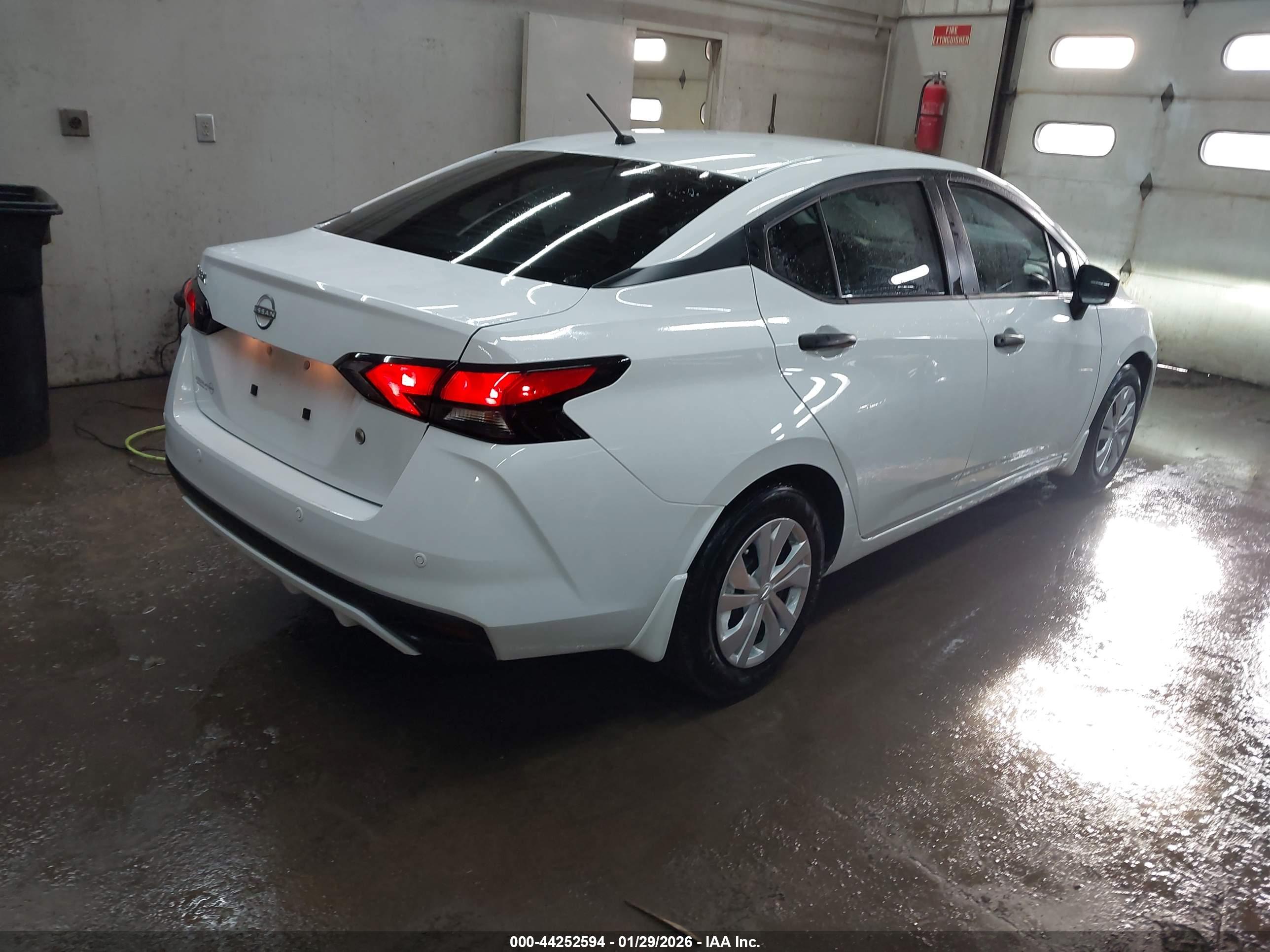 NISSAN VERSA image 4