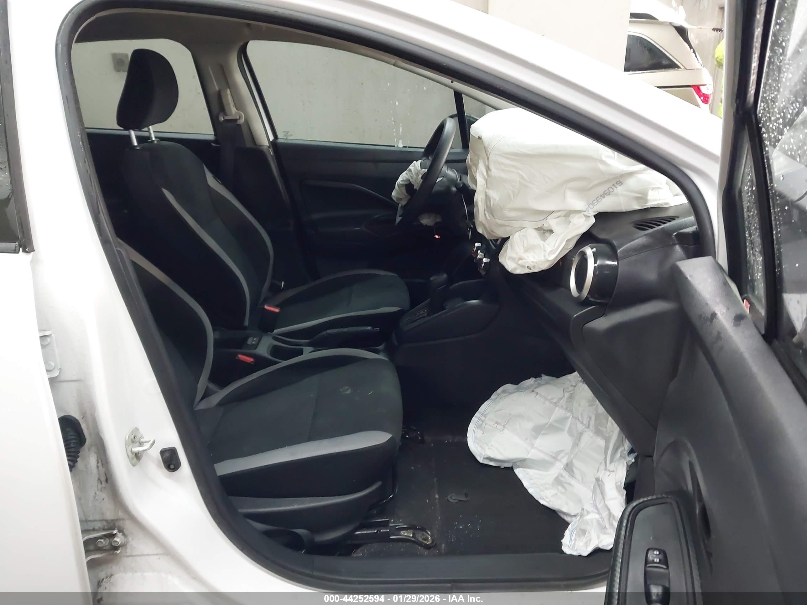 NISSAN VERSA image 5