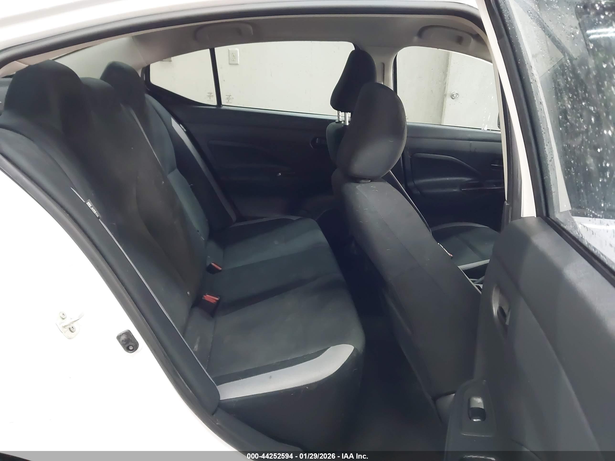 NISSAN VERSA image 8