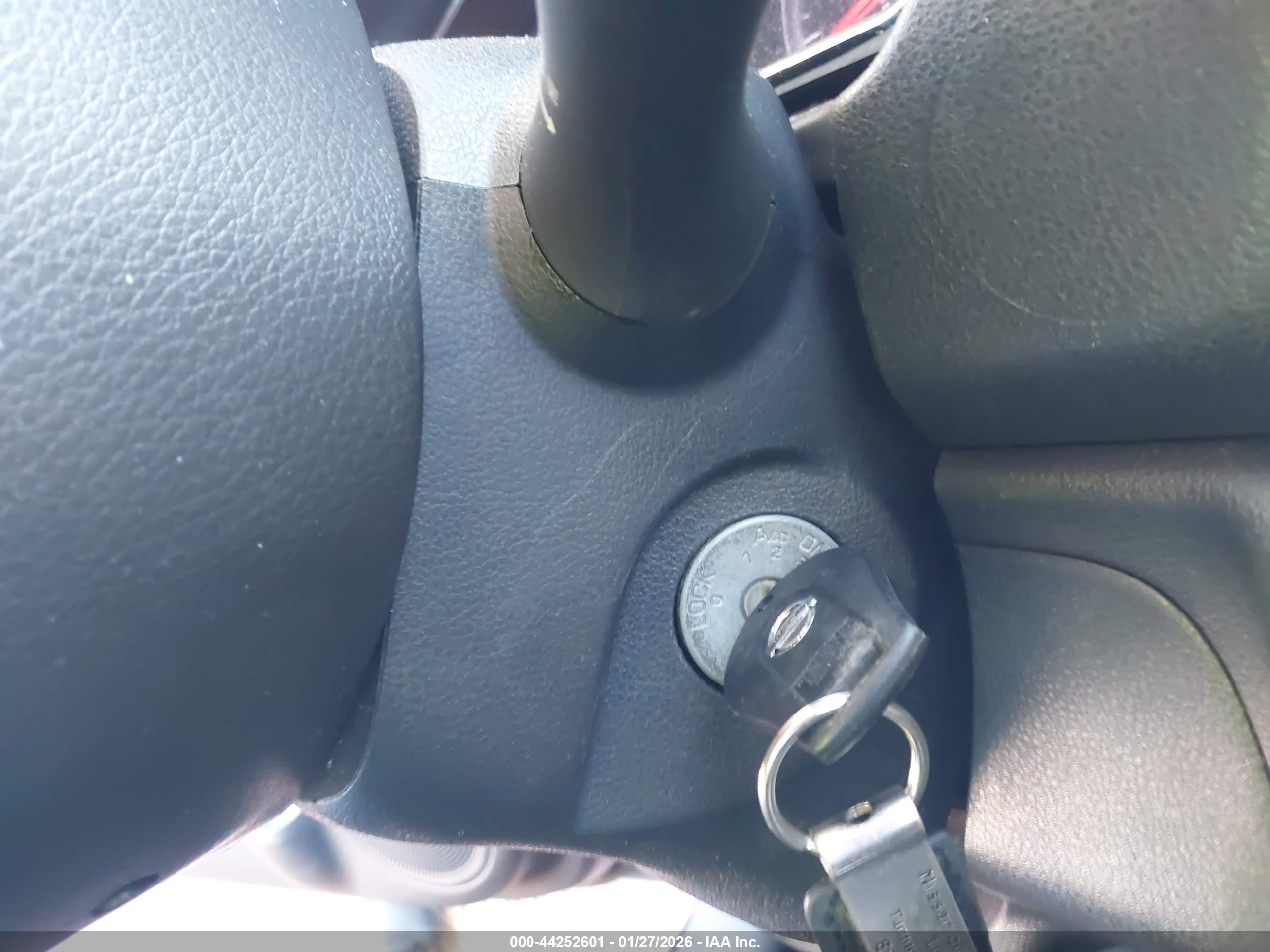 NISSAN VERSA image 11