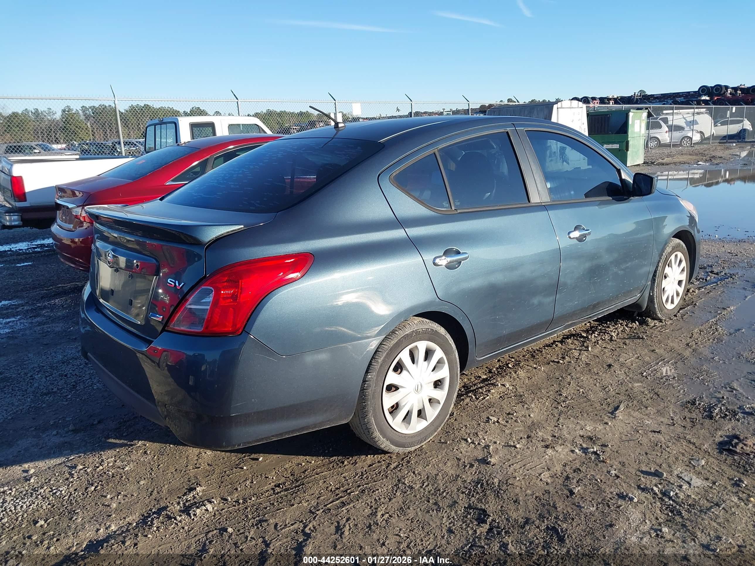 NISSAN VERSA image 4
