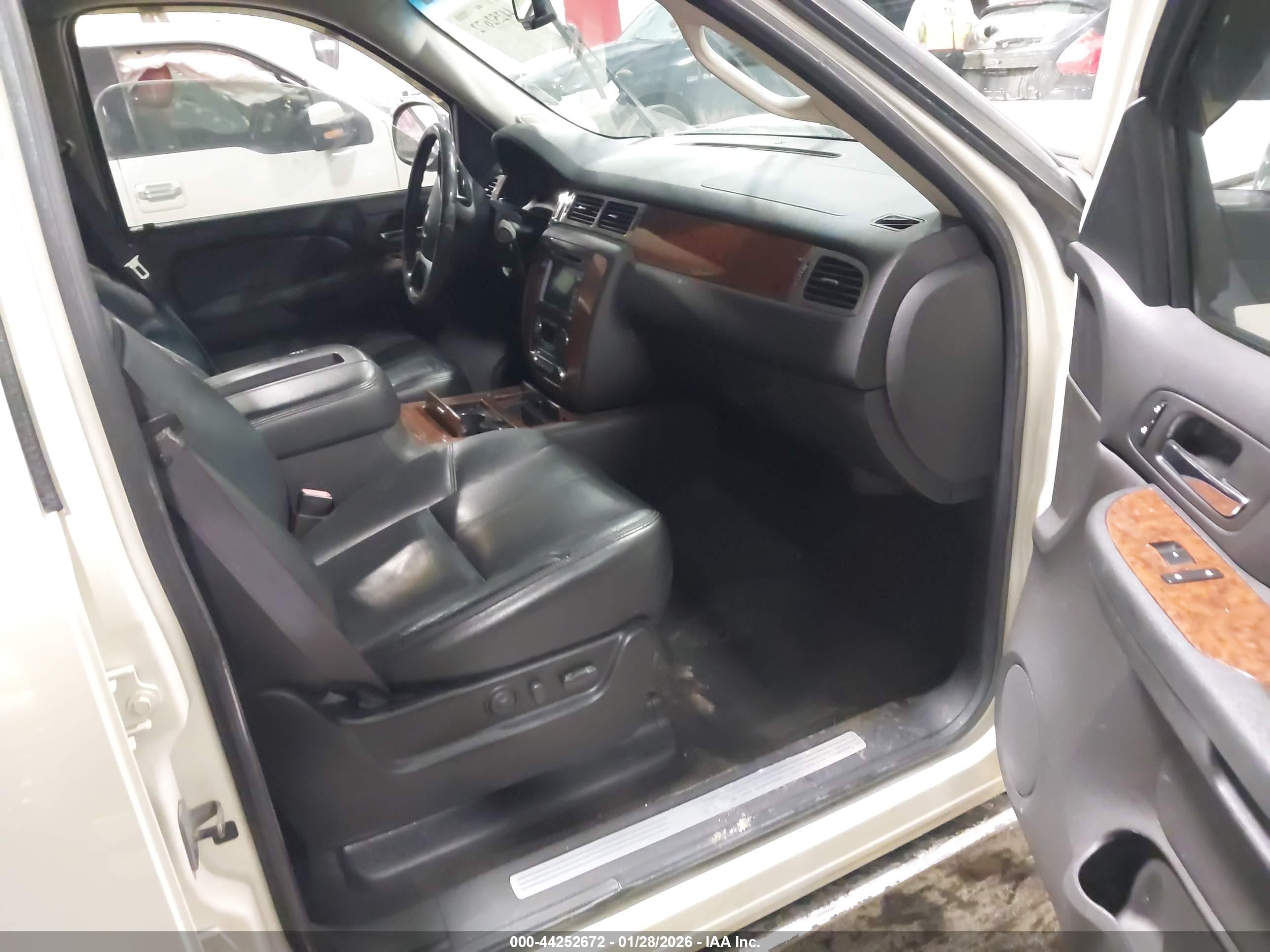 CHEVROLET TAHOE image 5