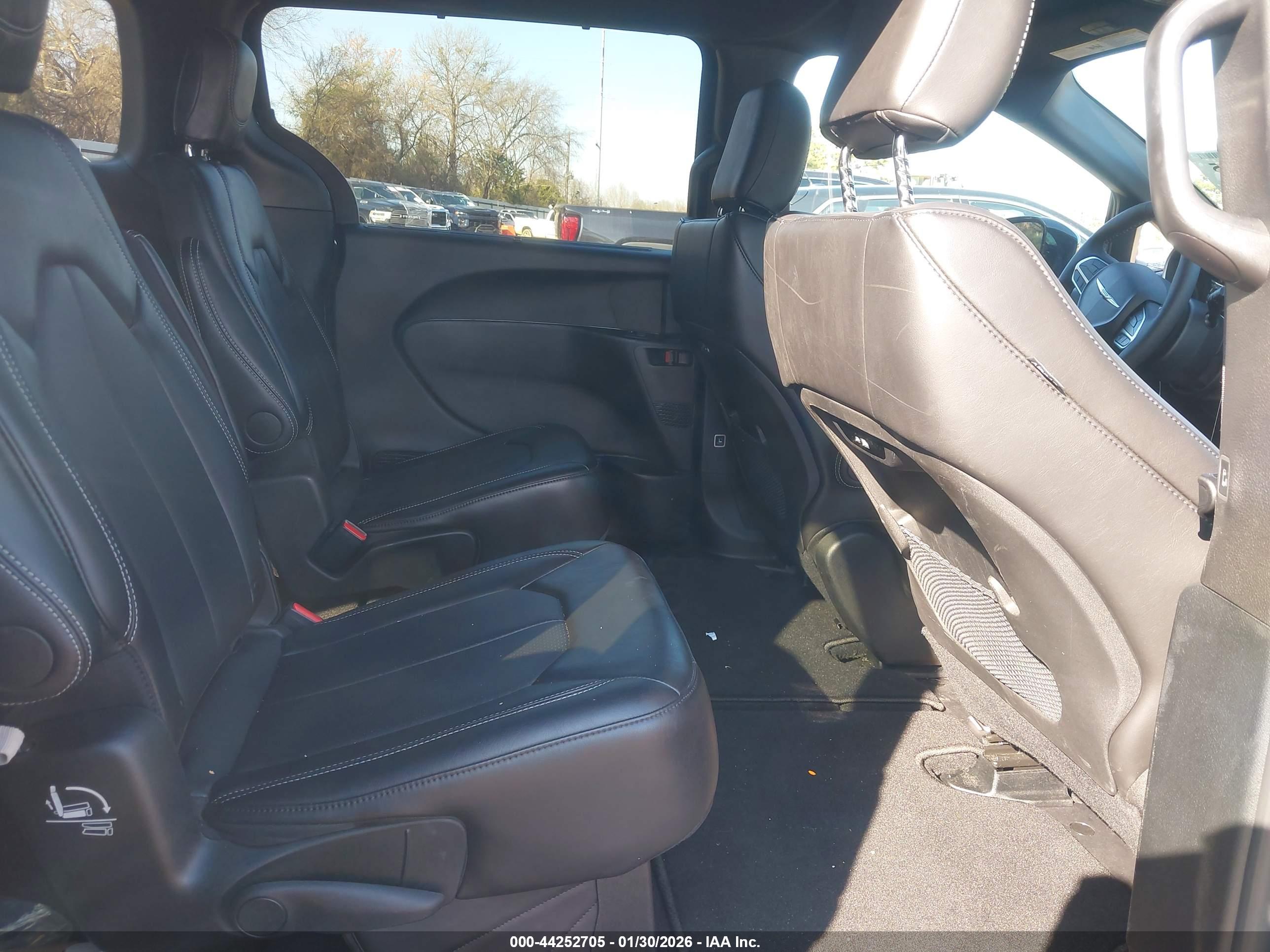 CHRYSLER PACIFICA image 8