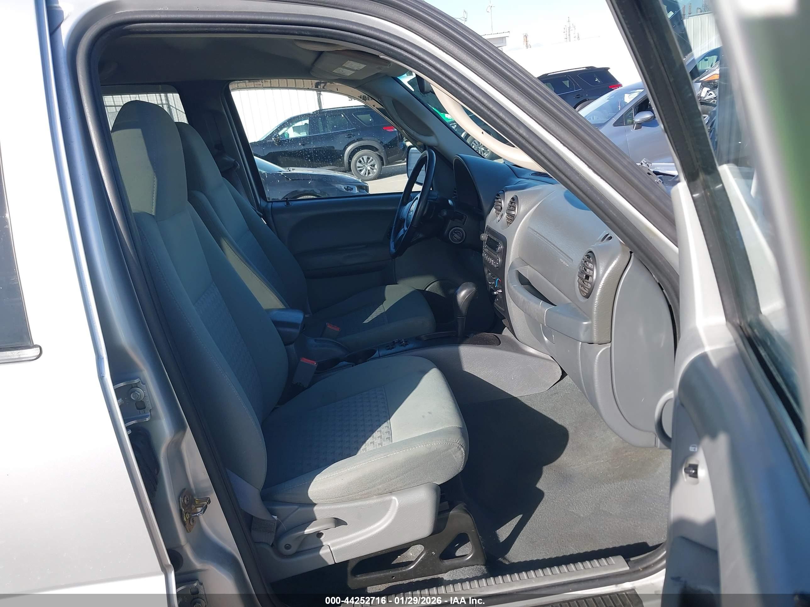 JEEP LIBERTY image 5