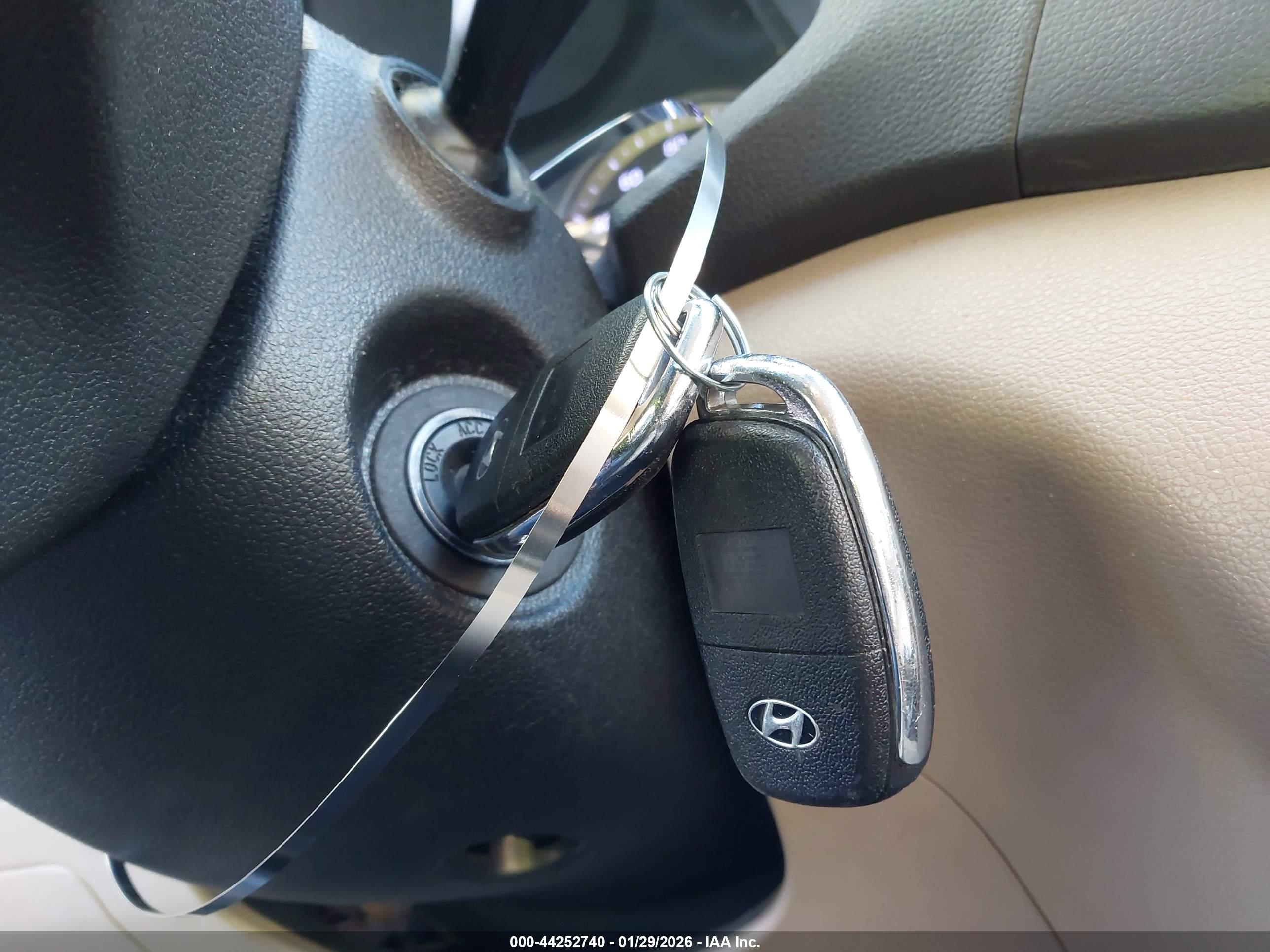 HYUNDAI TUCSON image 11