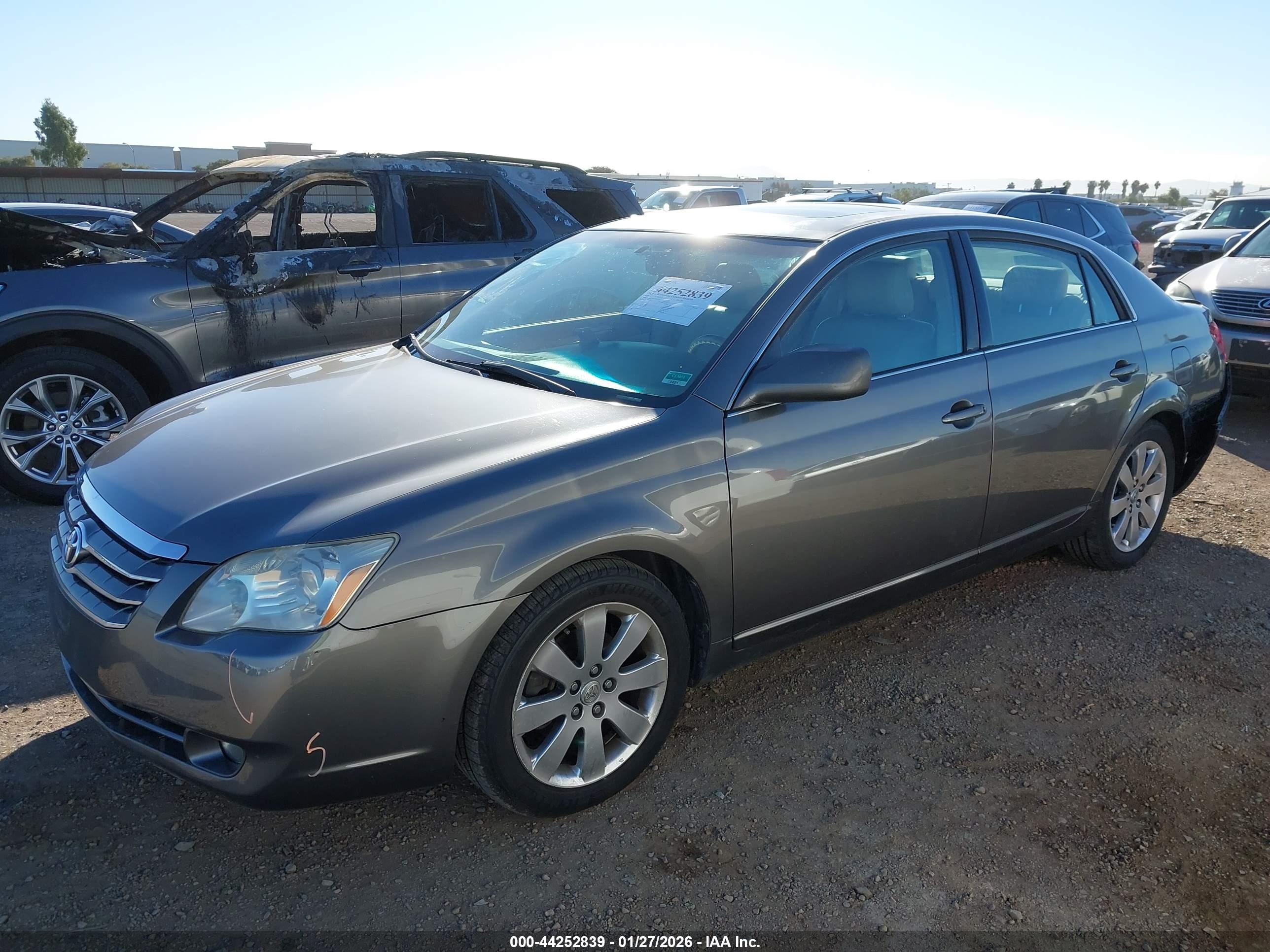 TOYOTA AVALON image 2