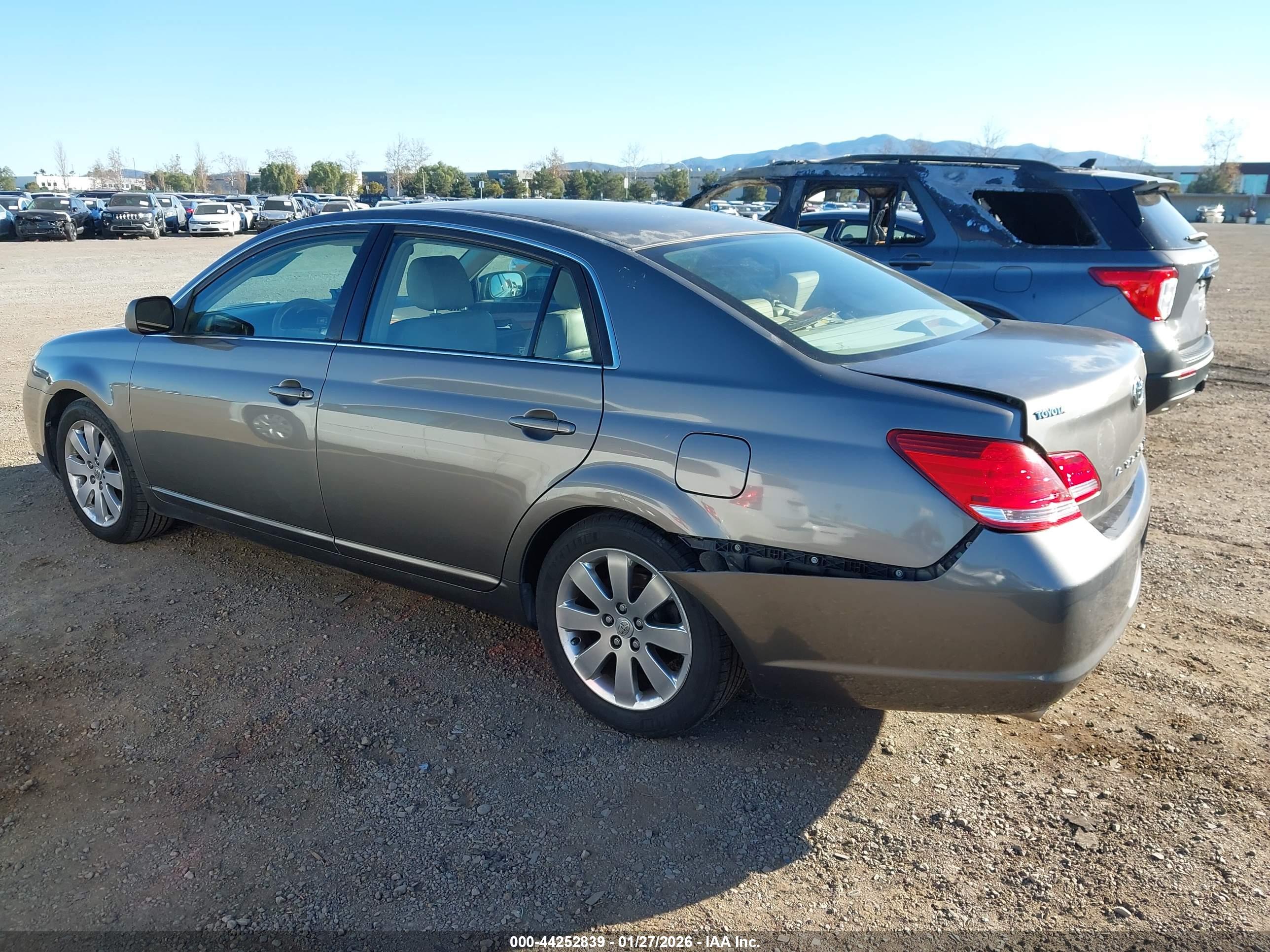 TOYOTA AVALON image 3