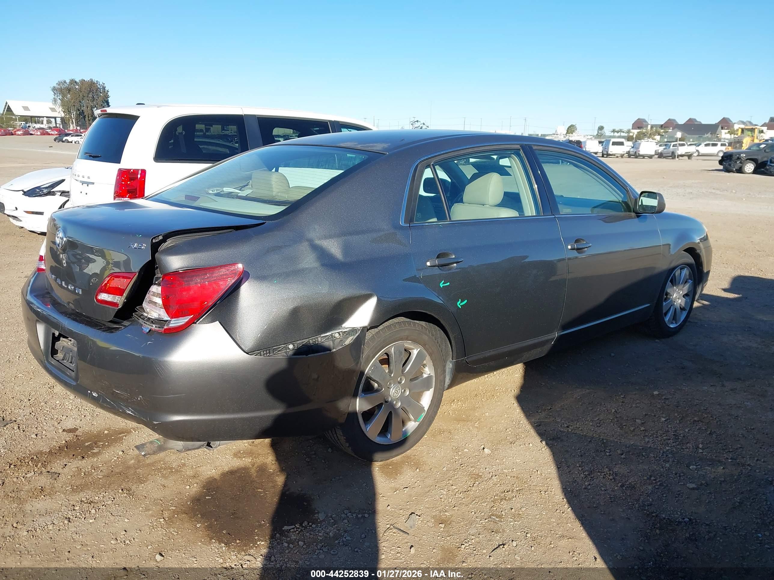 TOYOTA AVALON image 4