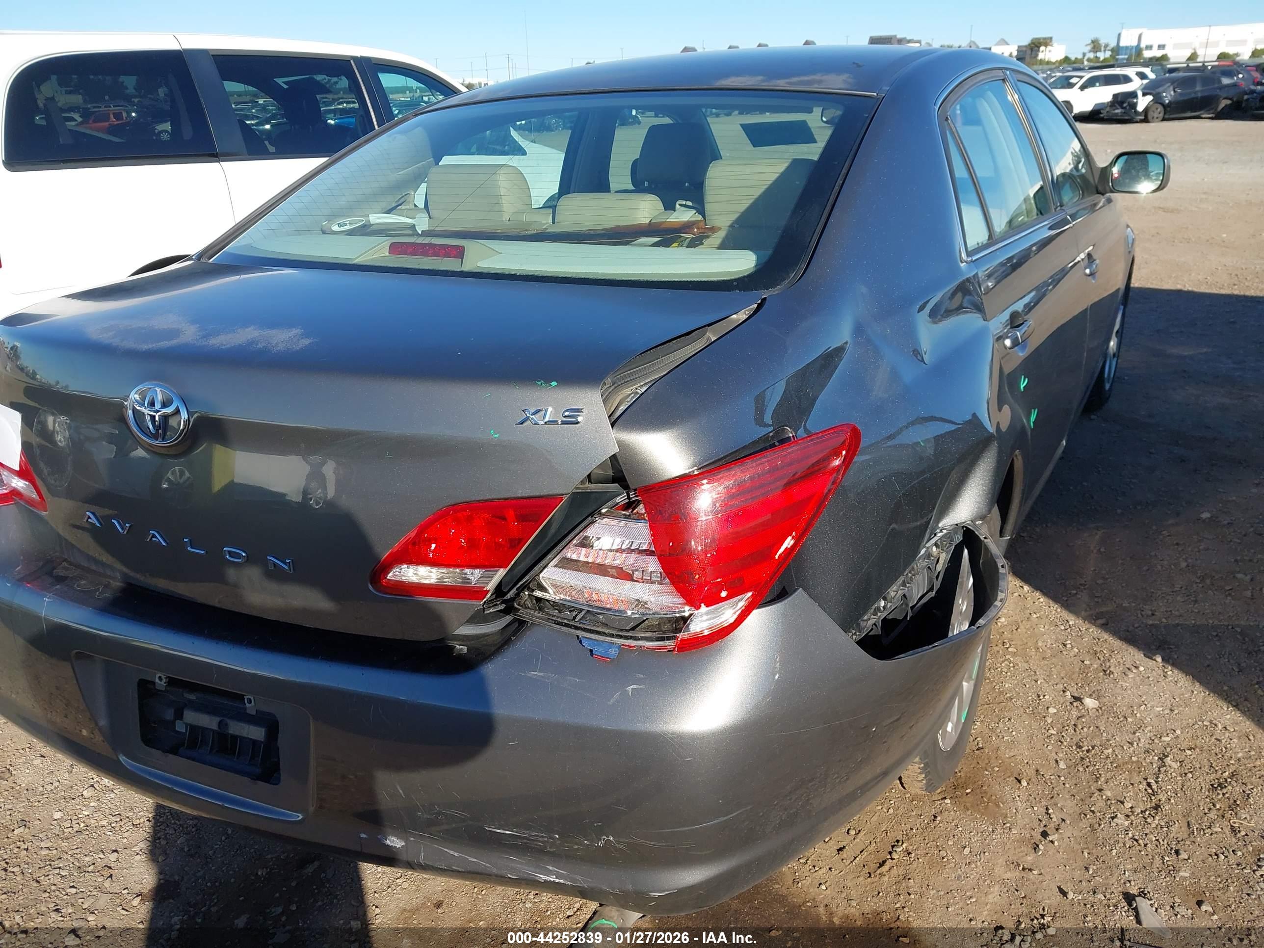 TOYOTA AVALON image 6