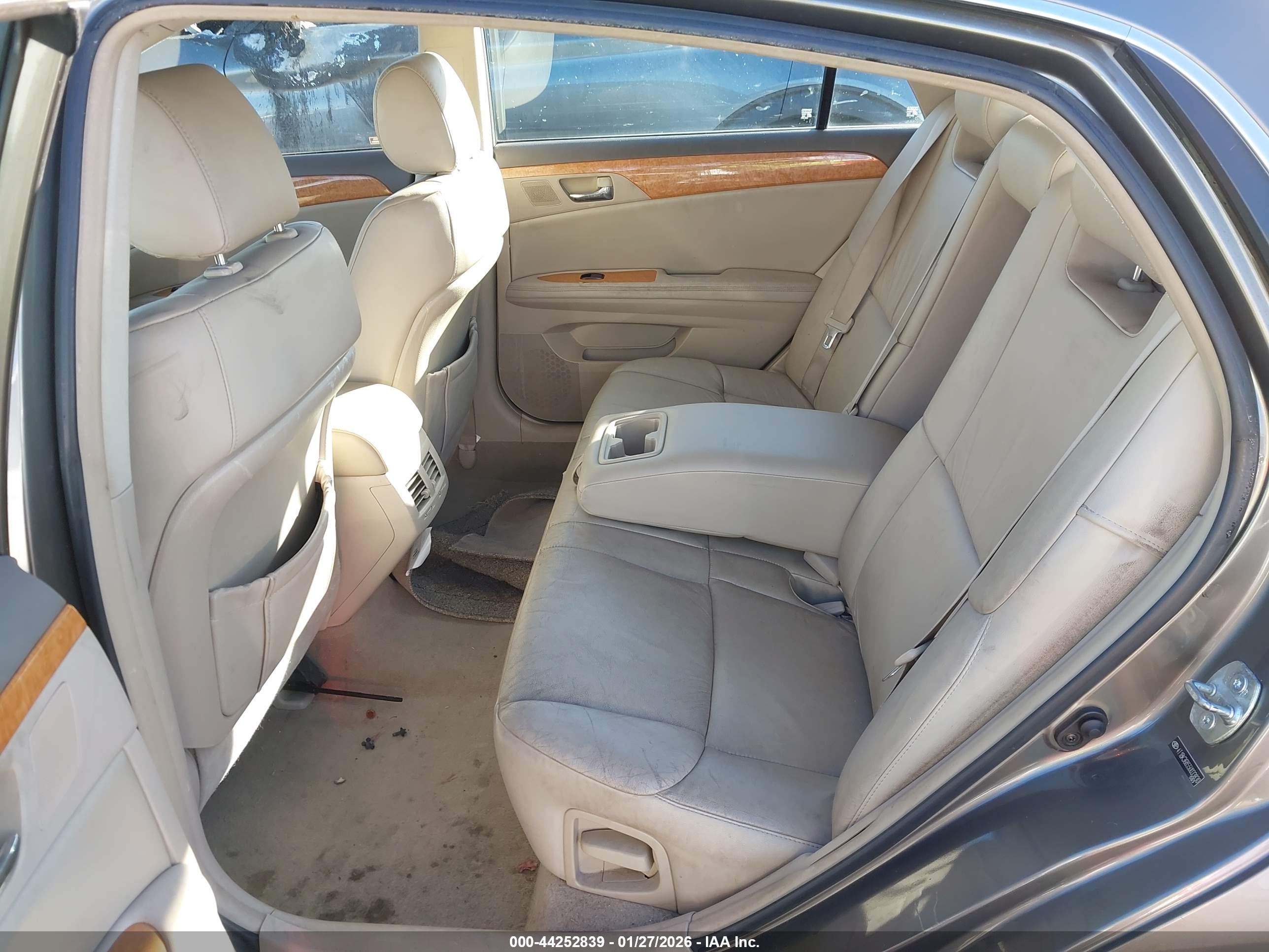 TOYOTA AVALON image 8