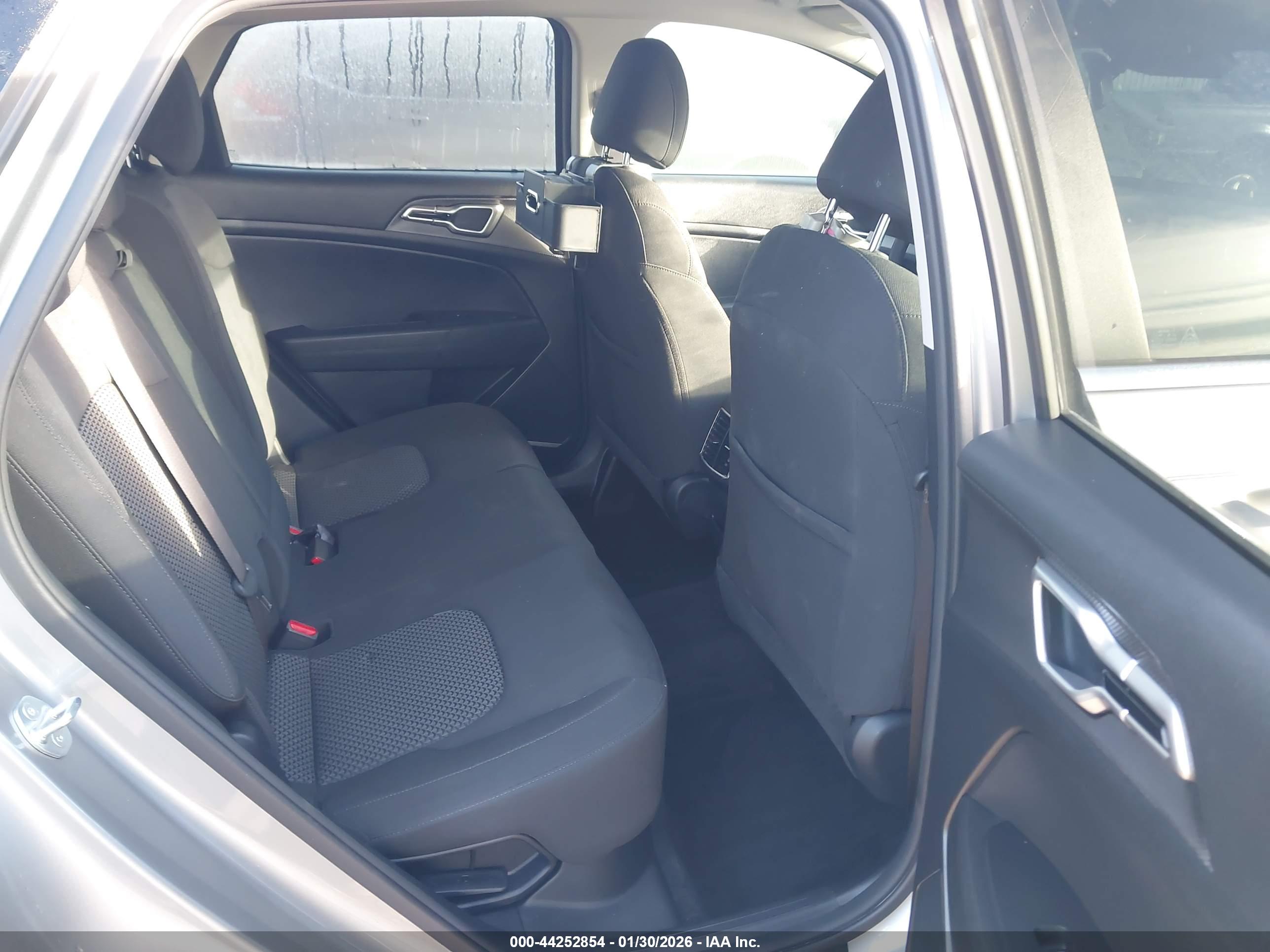 KIA SPORTAGE image 8