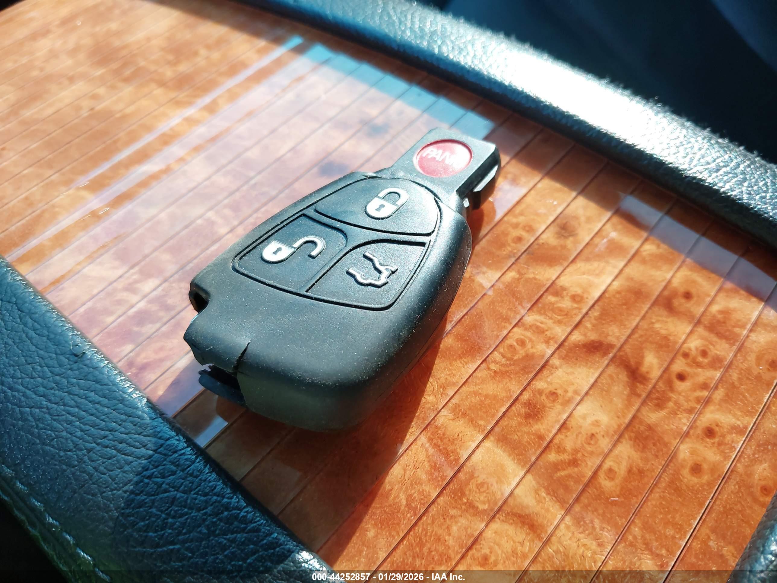 MERCEDES-BENZ E image 11
