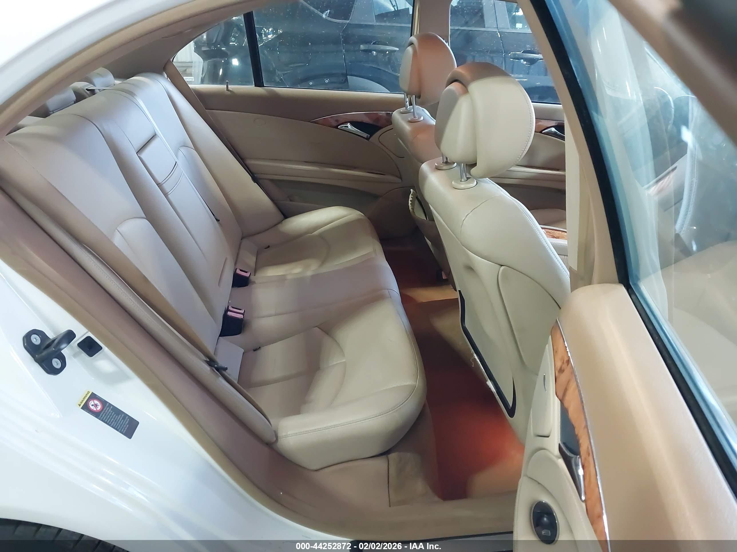 MERCEDES-BENZ E image 8