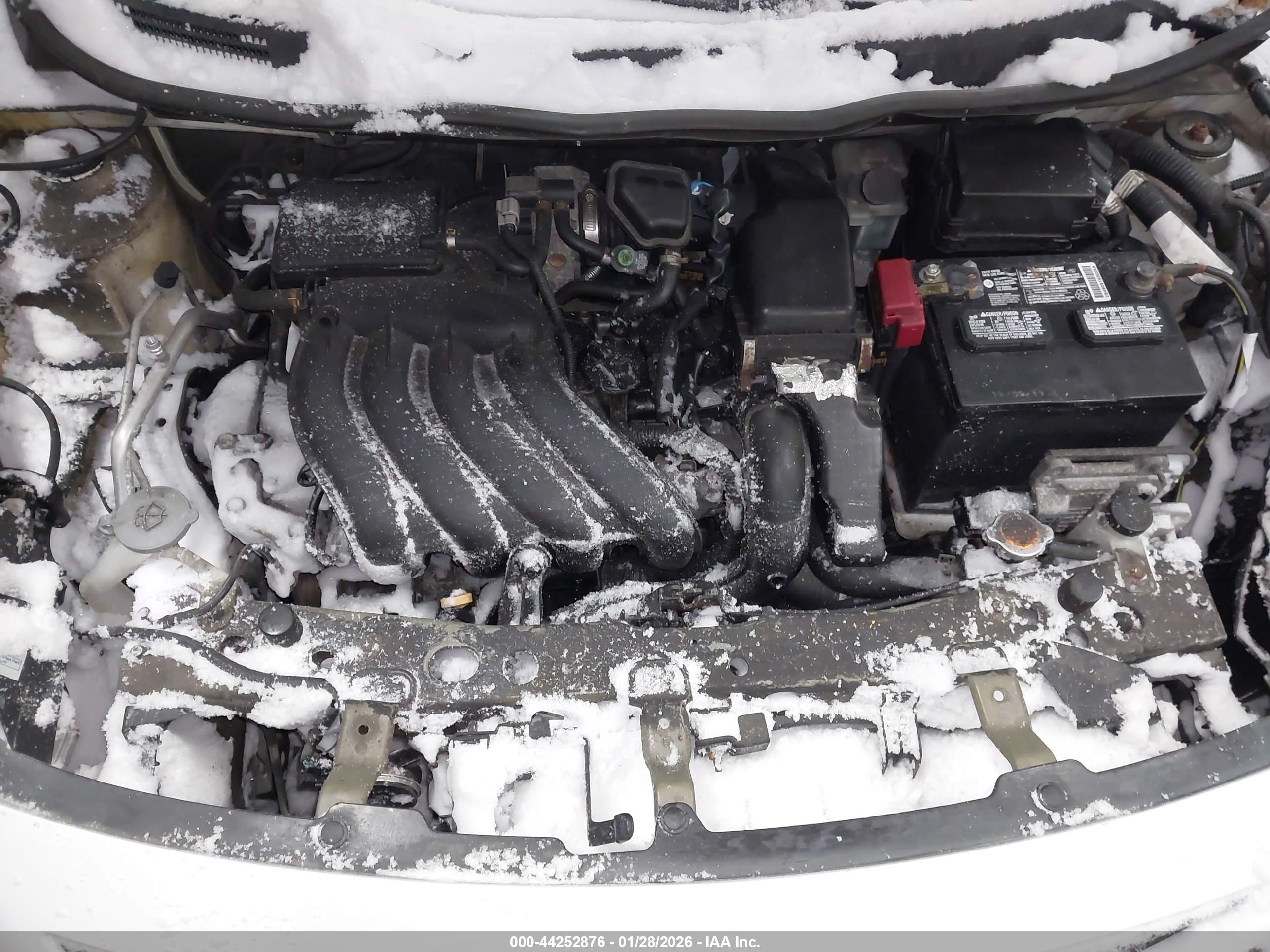 NISSAN VERSA image 10