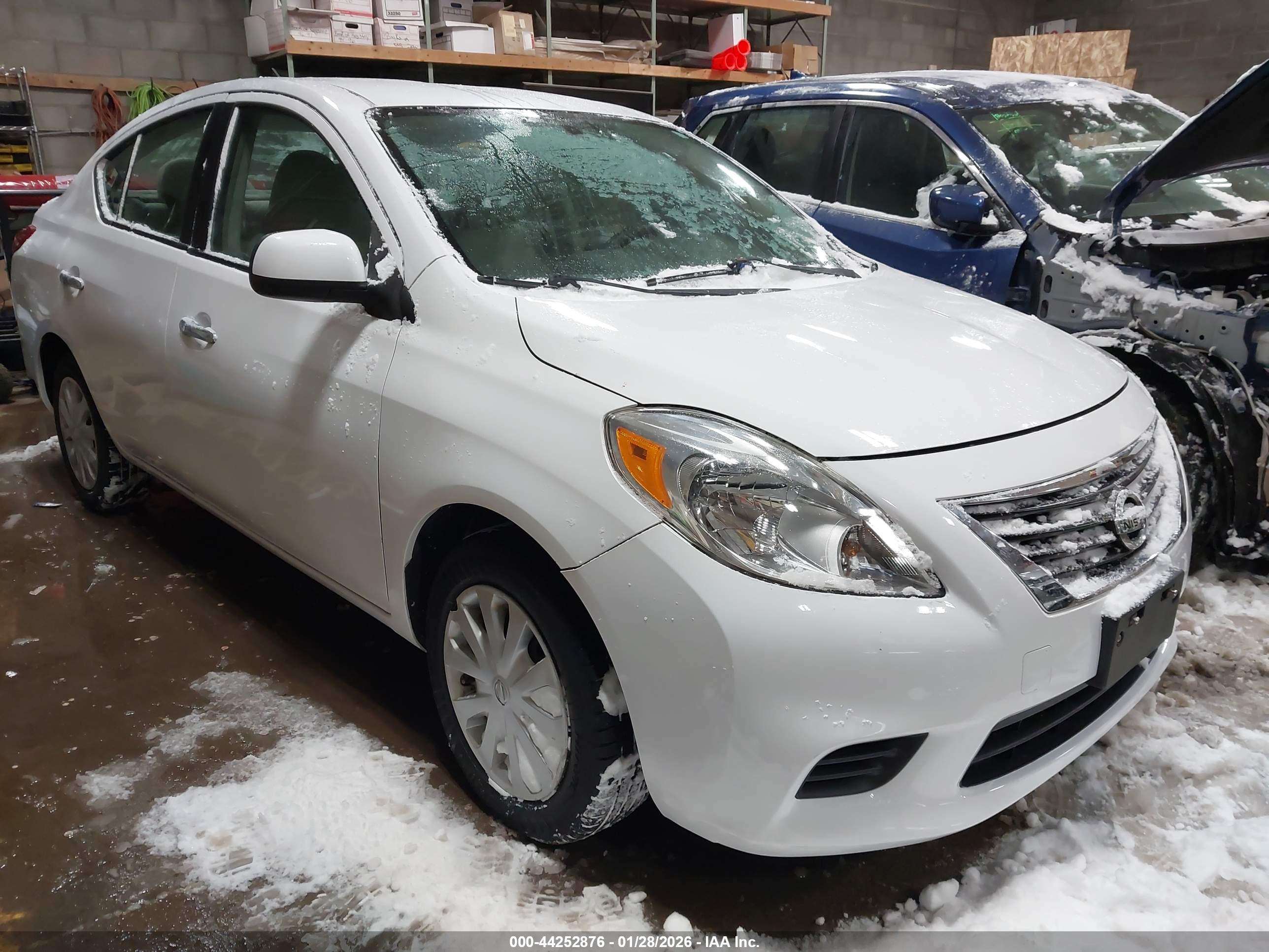 NISSAN VERSA image 6