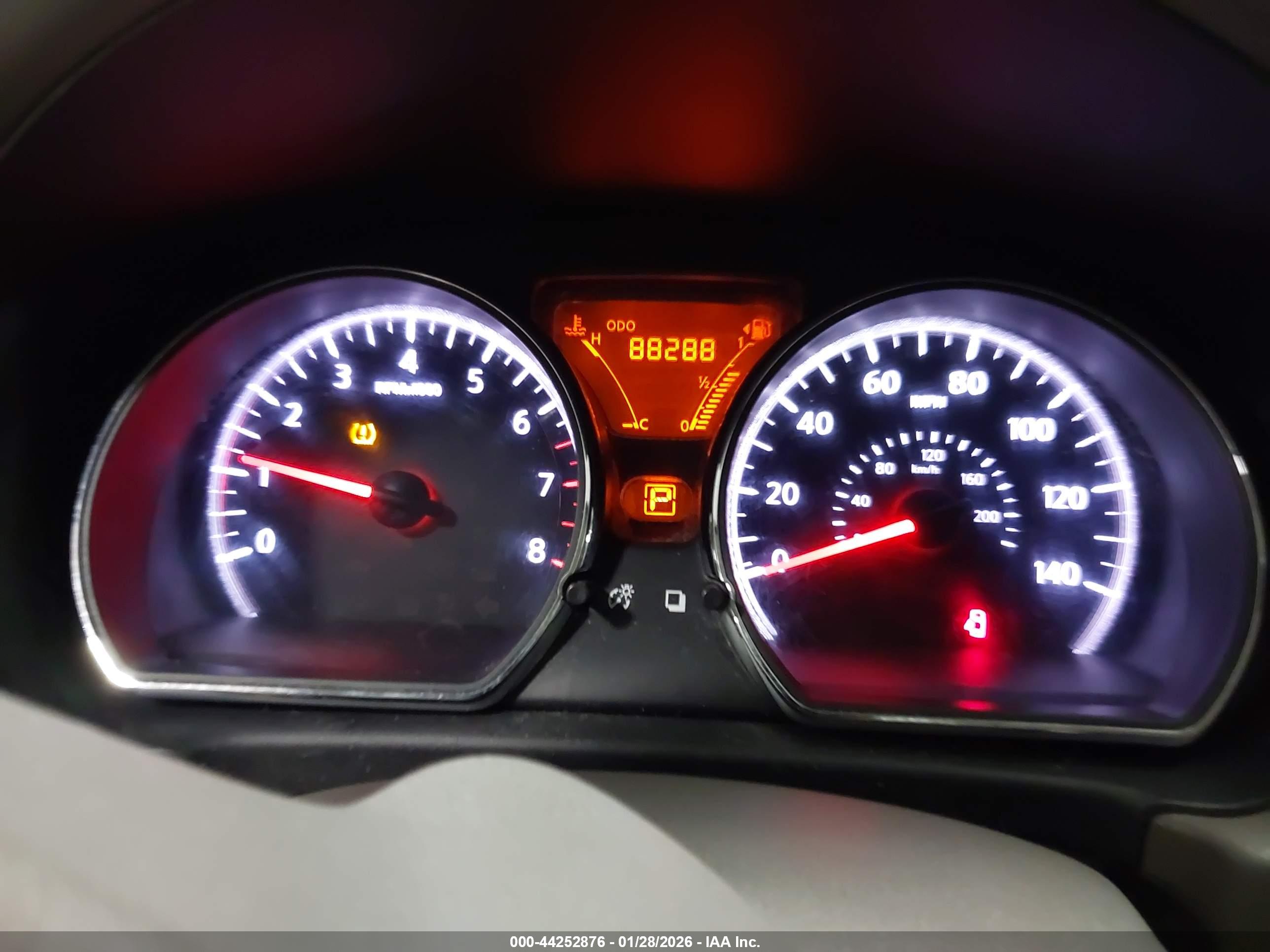 NISSAN VERSA image 7