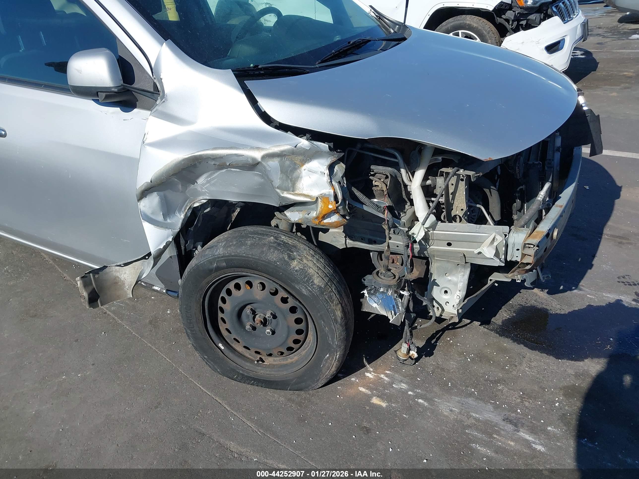 NISSAN VERSA image 6