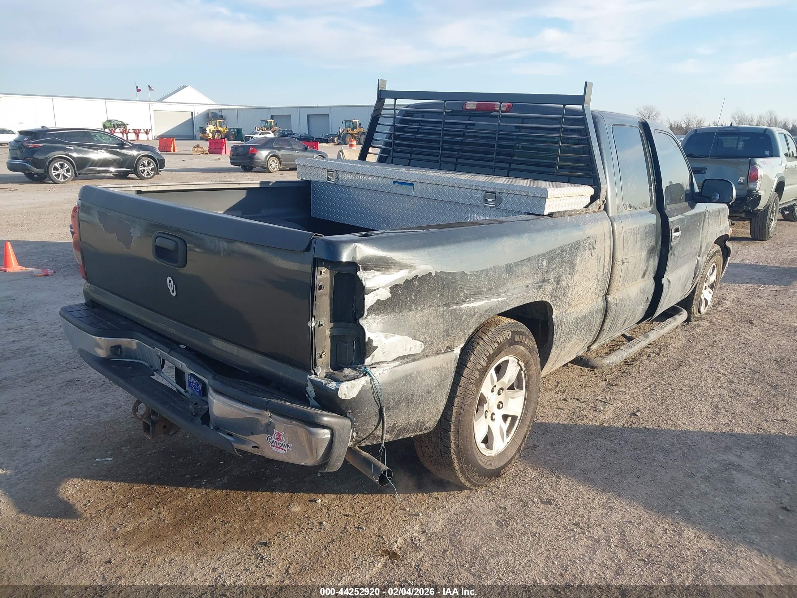CHEVROLET SILVERADO image 4