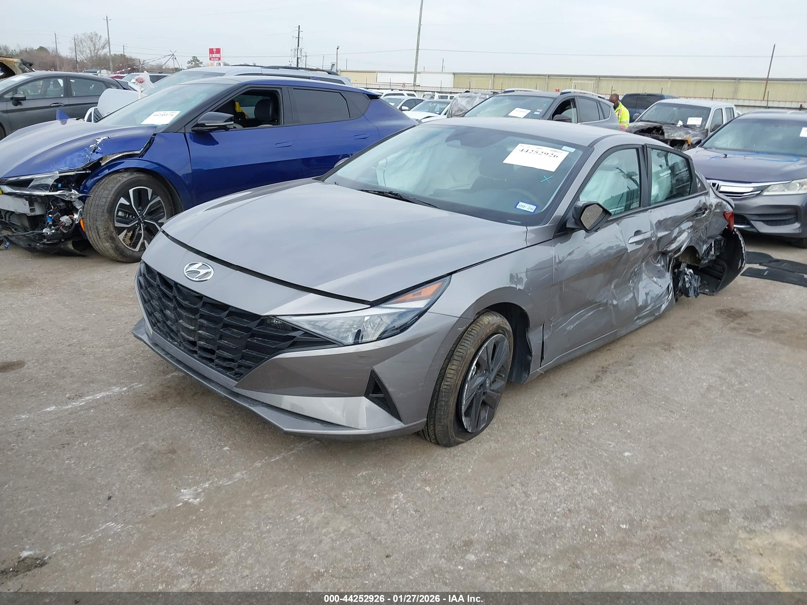 HYUNDAI ELANTRA image 2