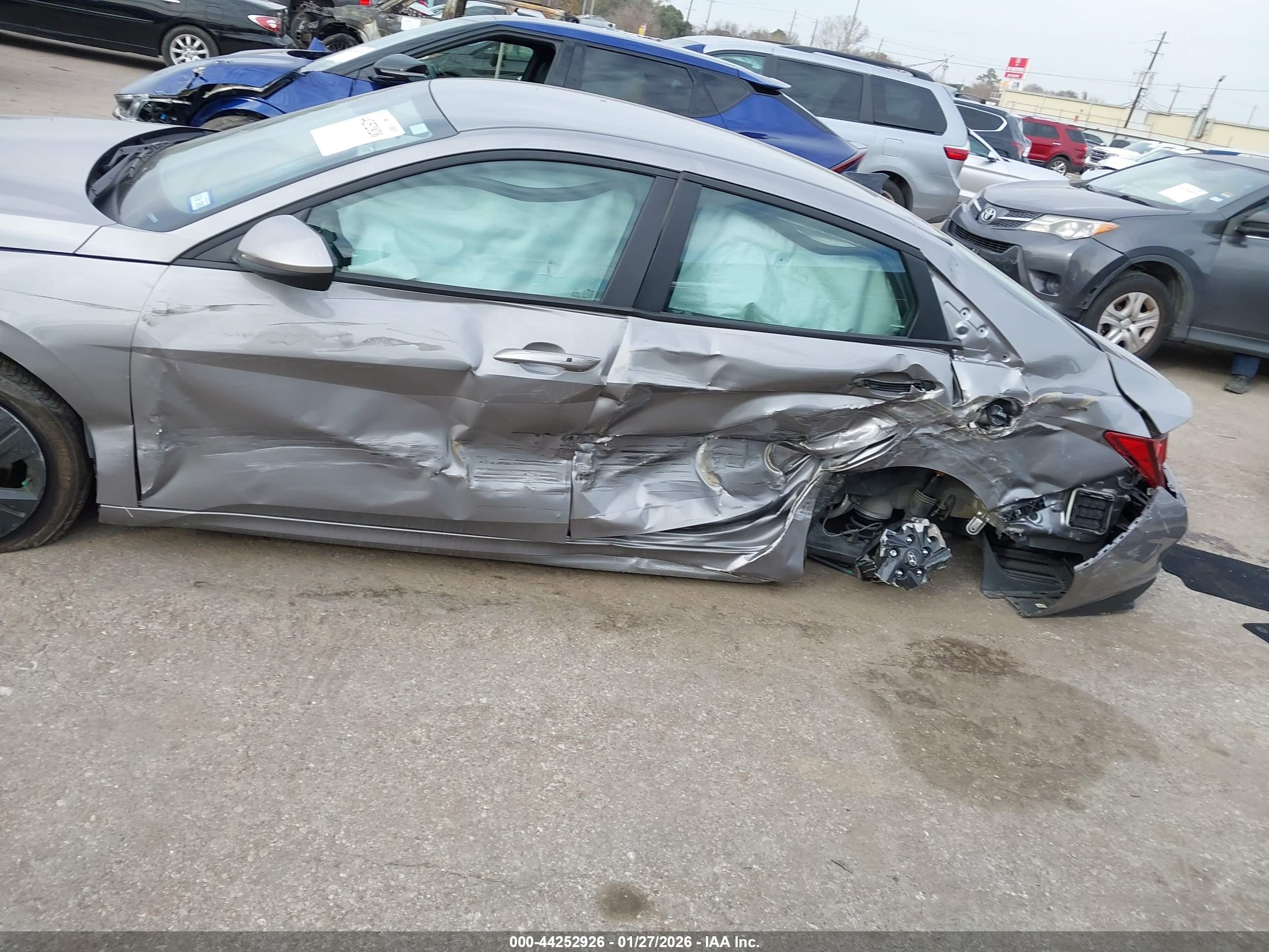 HYUNDAI ELANTRA image 6