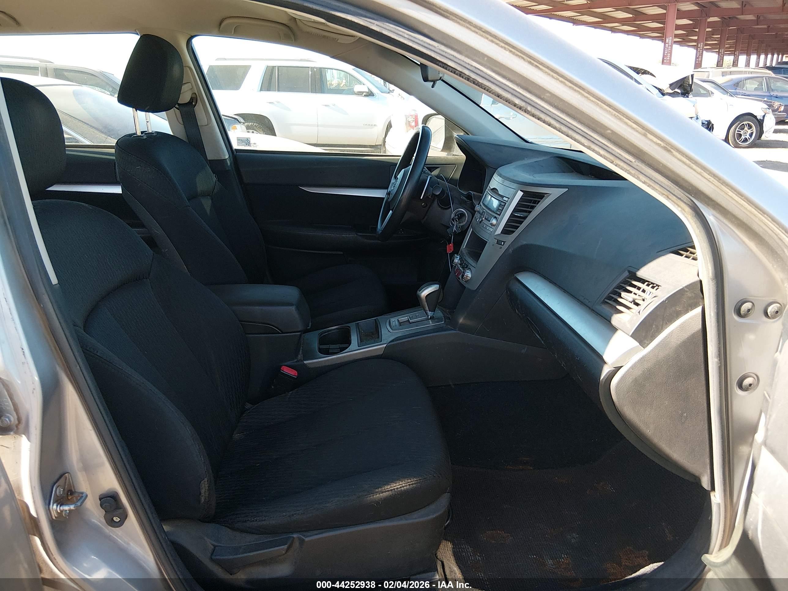SUBARU OUTBACK image 5