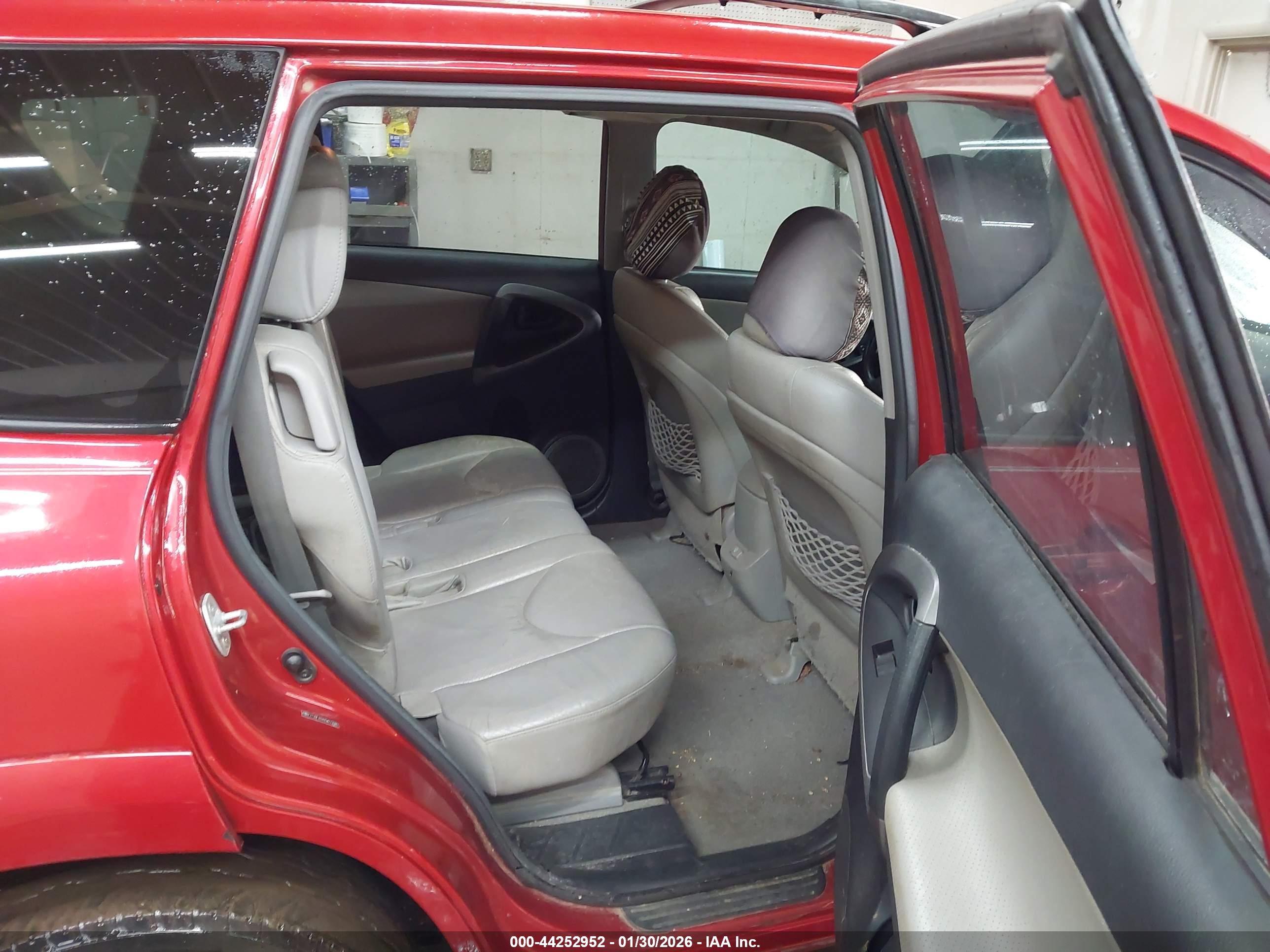 TOYOTA RAV4 image 8