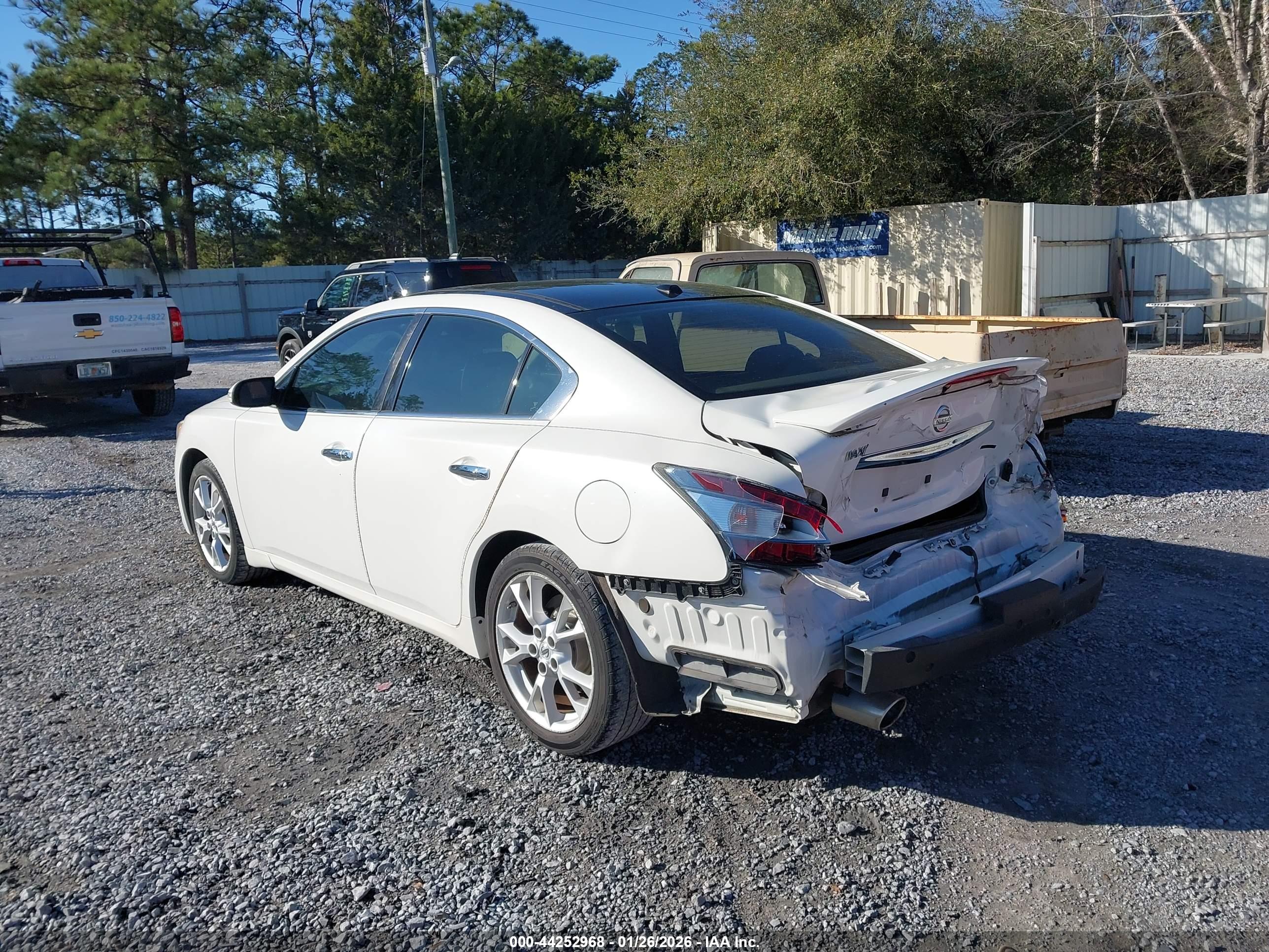 NISSAN MAXIMA image 3