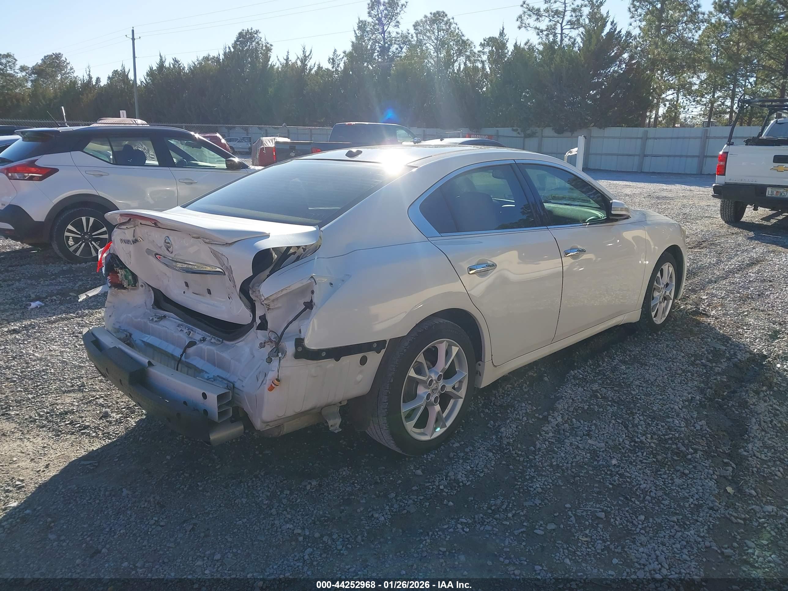 NISSAN MAXIMA image 4