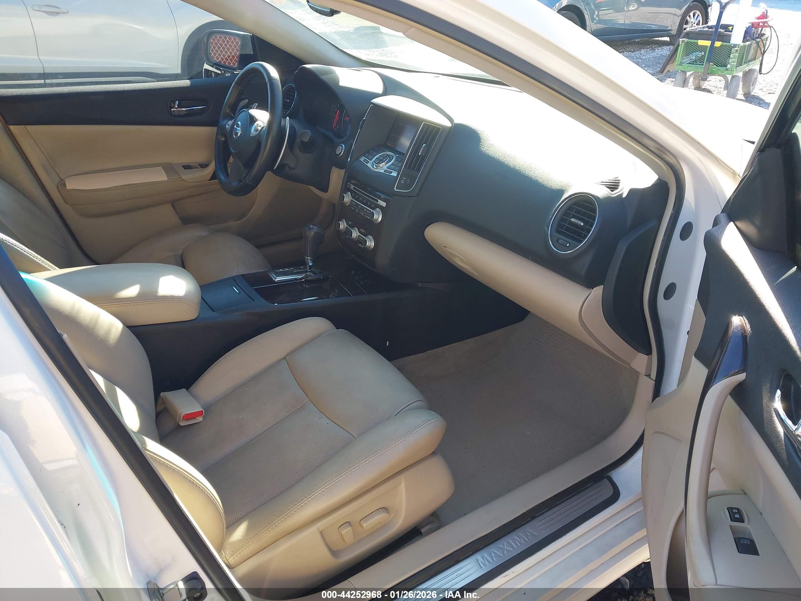 NISSAN MAXIMA image 5