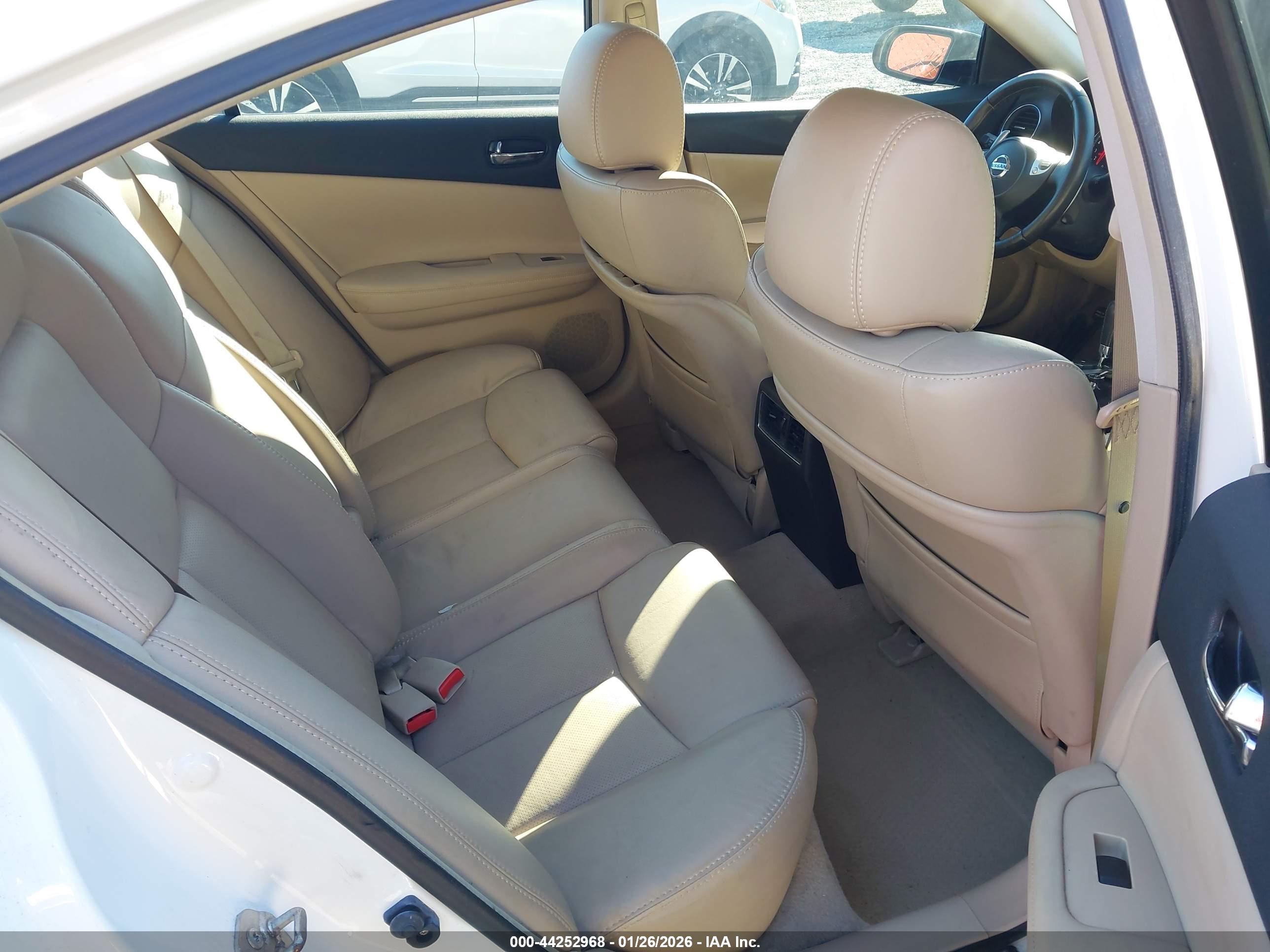NISSAN MAXIMA image 8
