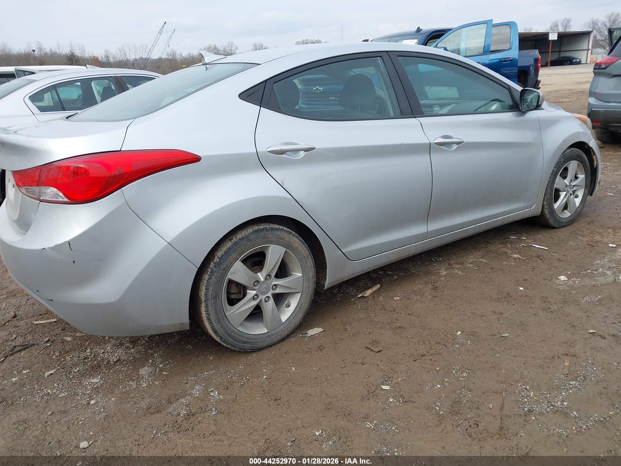 HYUNDAI ELANTRA image 4