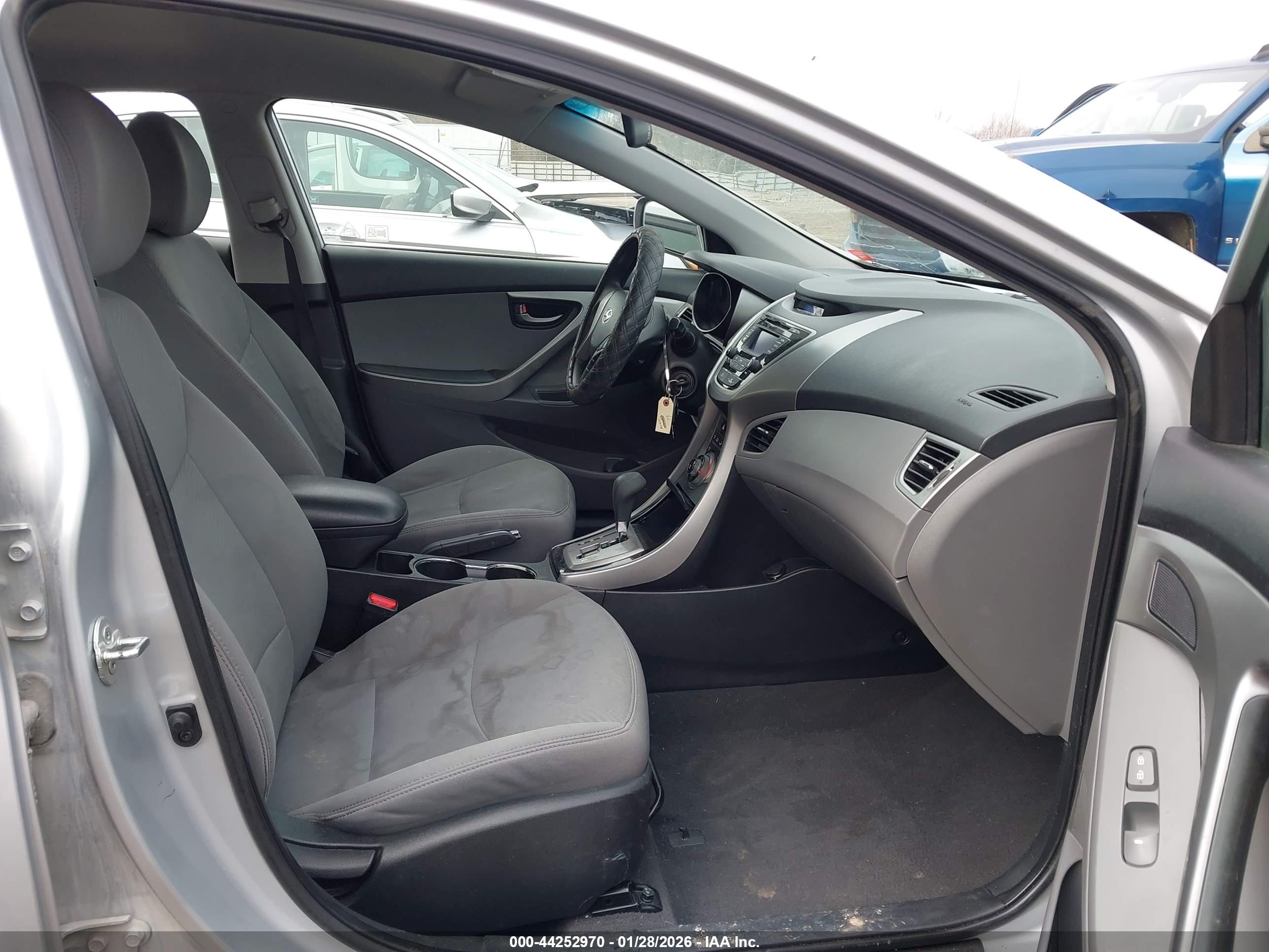 HYUNDAI ELANTRA image 5