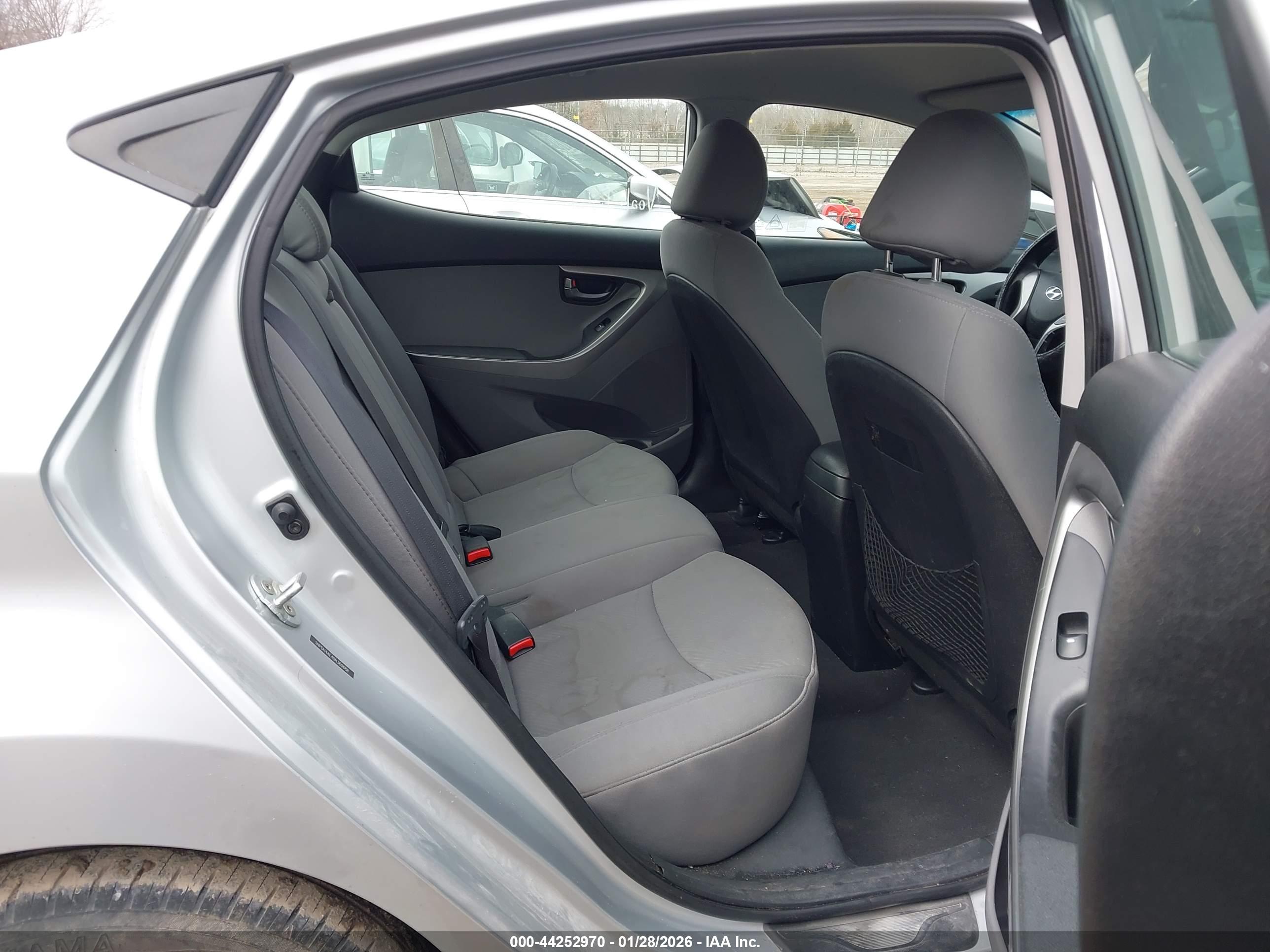 HYUNDAI ELANTRA image 8