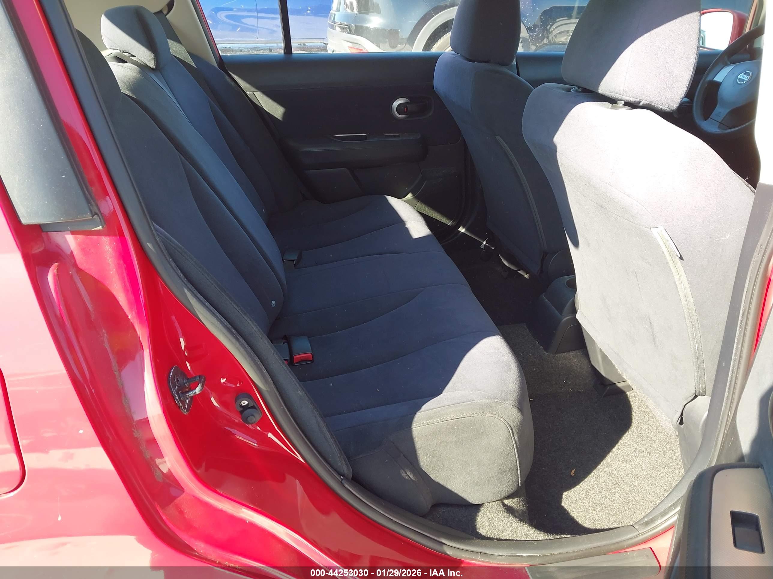 NISSAN VERSA image 8