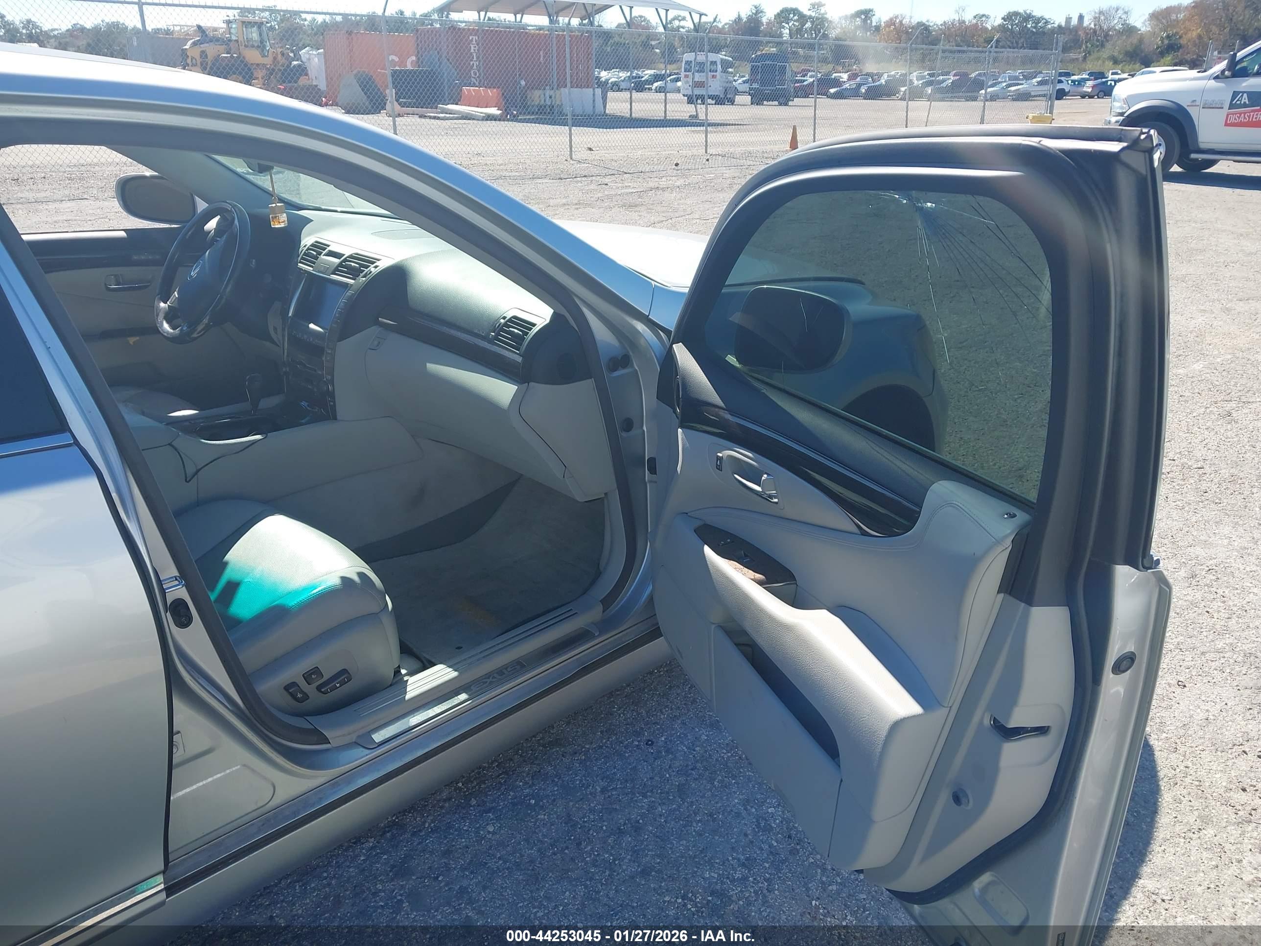 LEXUS LS image 5