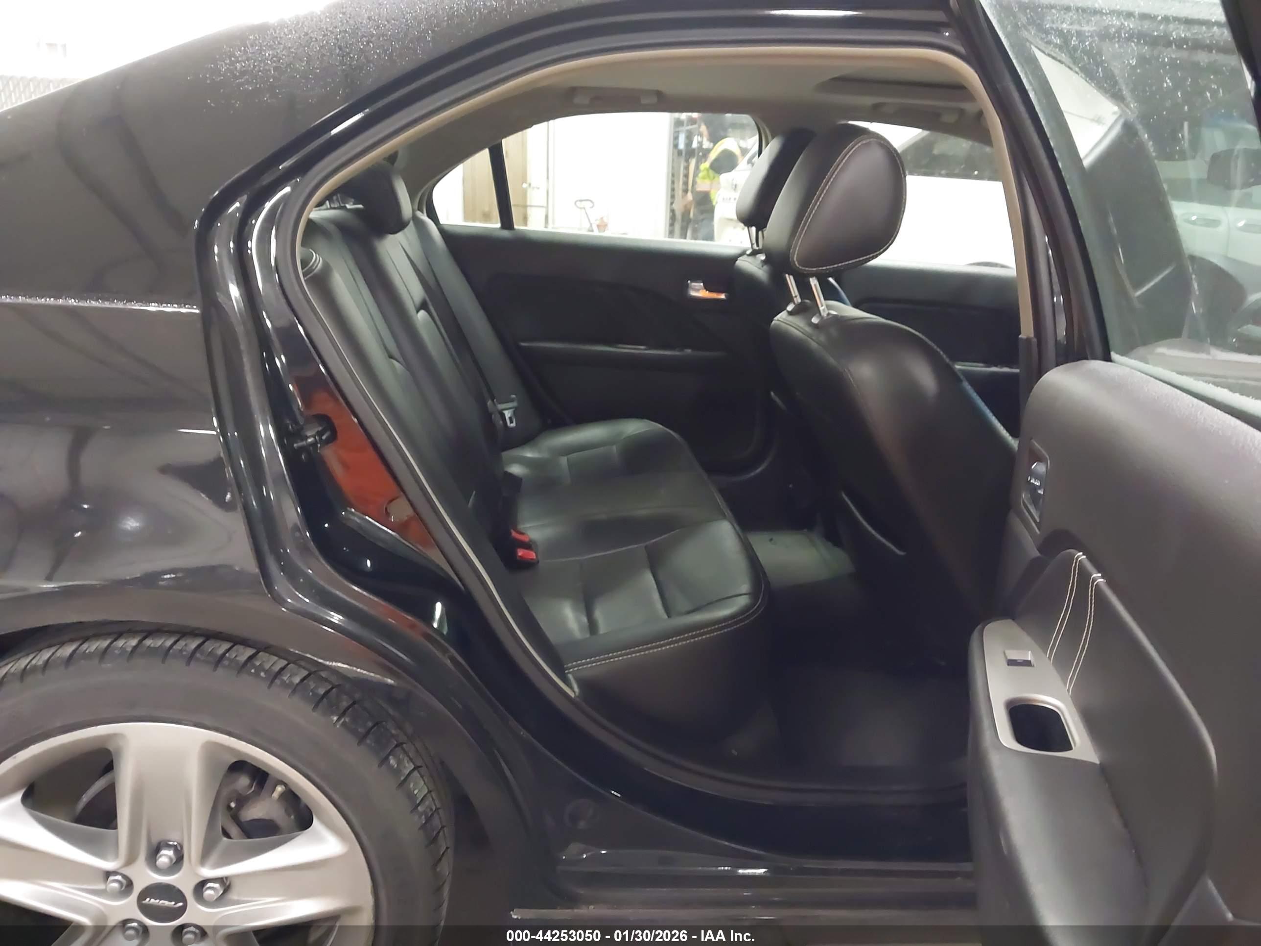FORD FUSION image 8