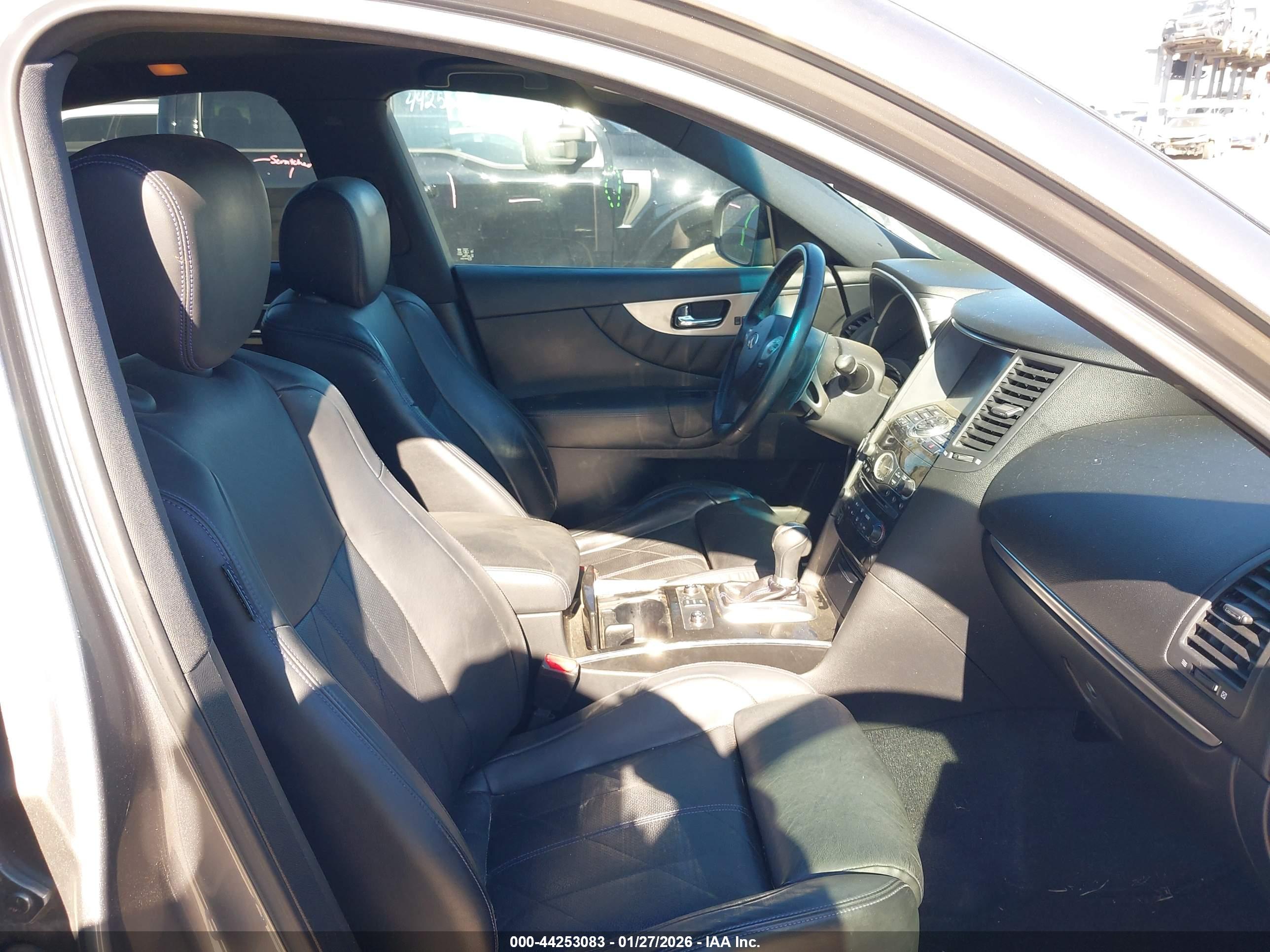 INFINITI QX70 image 5