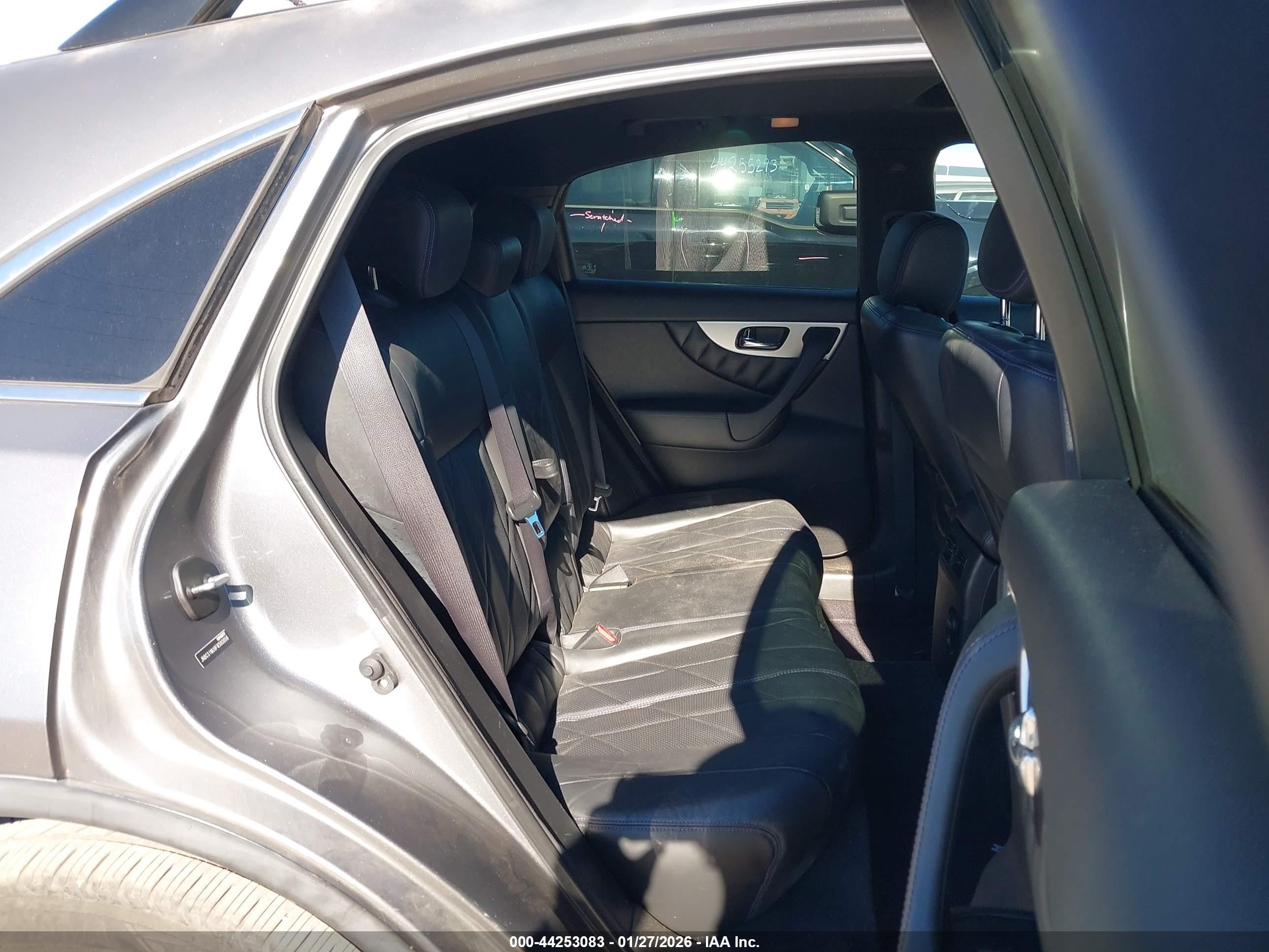 INFINITI QX70 image 8